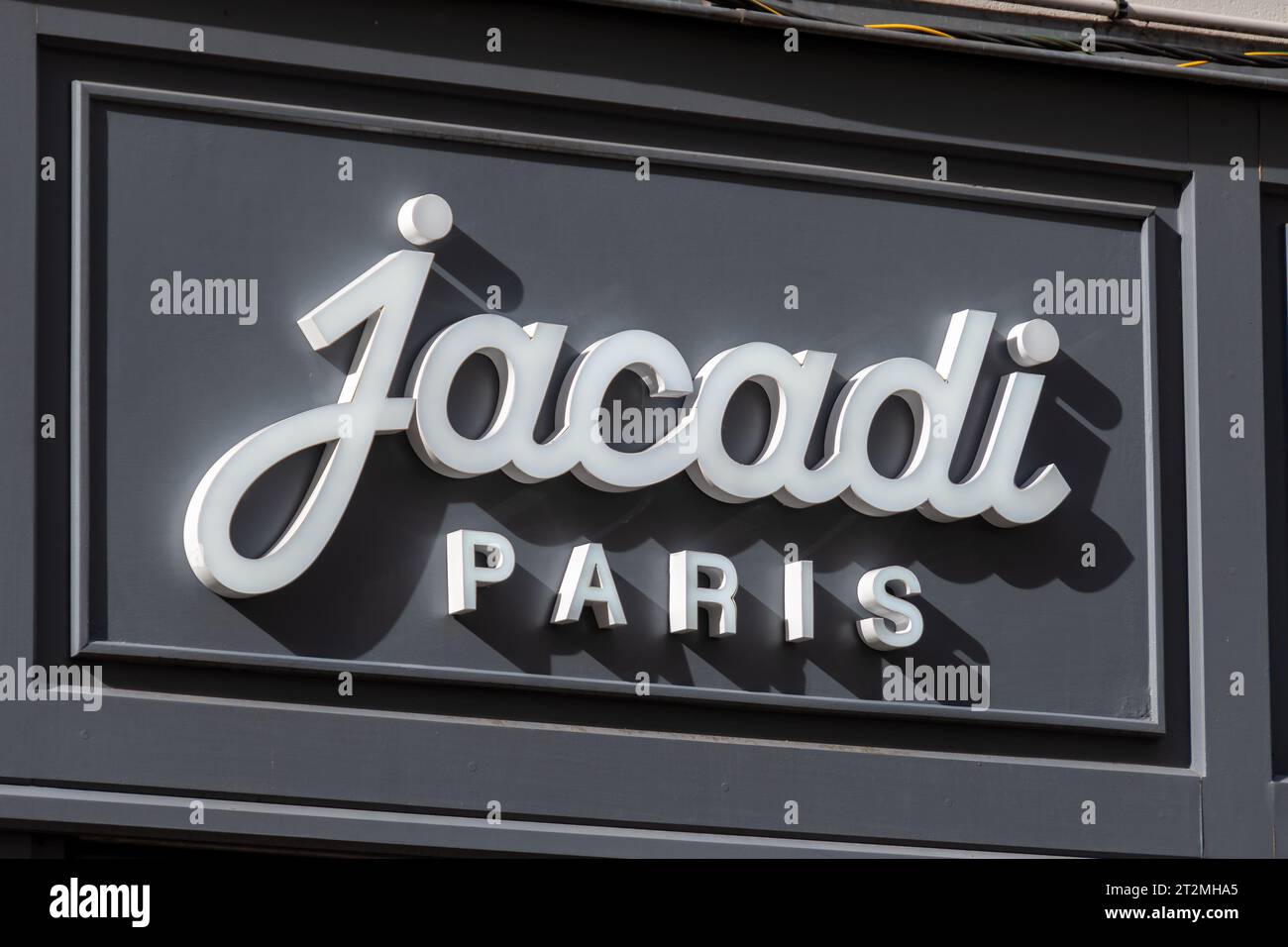 Firma commerciale e logo di una boutique Jacadi. Jacadi è un'azienda francese di abbigliamento e un marchio di alta gamma specializzato in abbigliamento per bambini Foto Stock