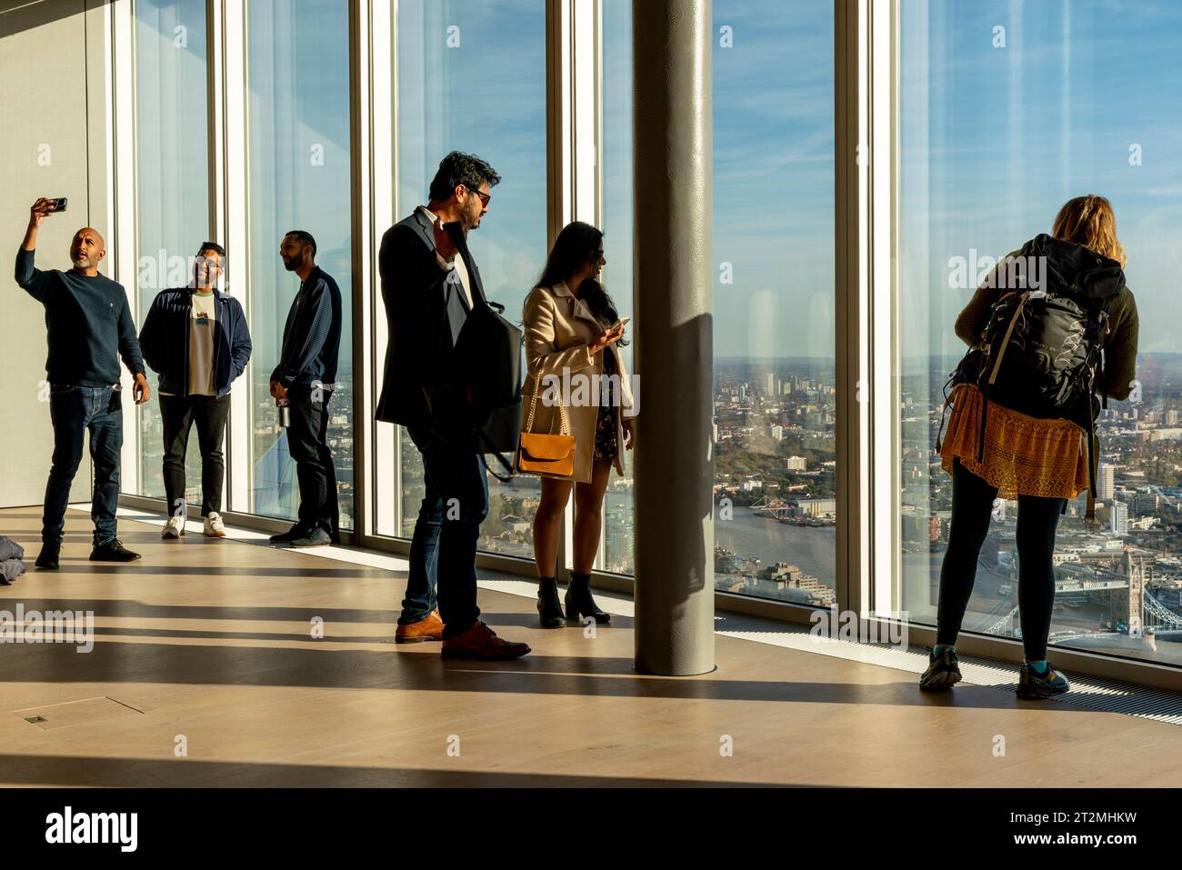 I visitatori guardano il panorama dalla piattaforma panoramica Lookout al numero 8 di Bishopsgate, City of London, London, UK. Foto Stock