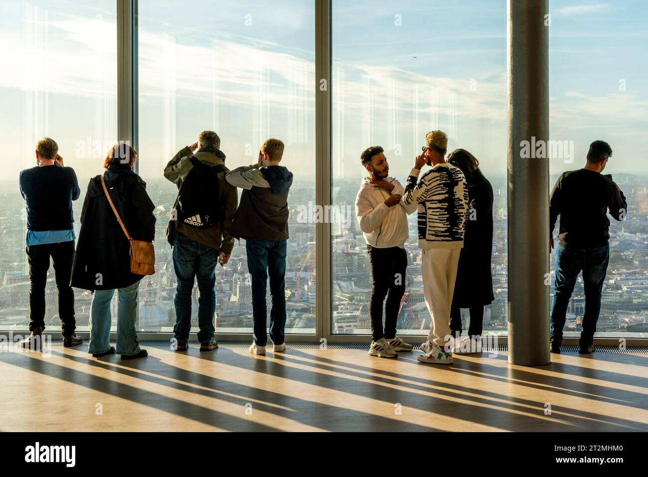 I visitatori guardano il panorama dalla piattaforma panoramica Lookout al numero 8 di Bishopsgate, City of London, London, UK. Foto Stock