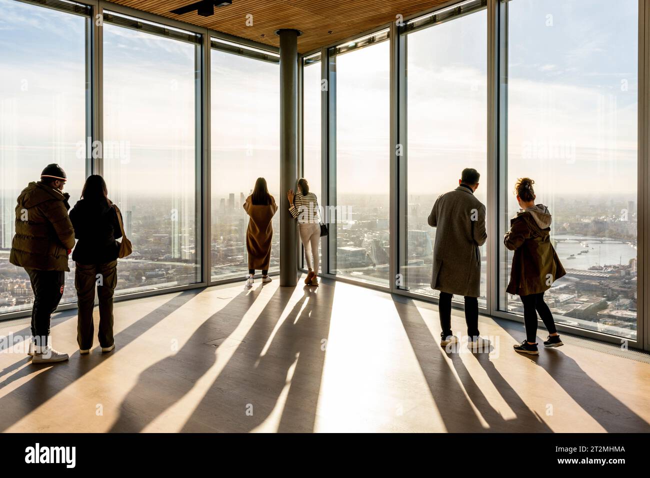 I visitatori guardano il panorama dalla piattaforma panoramica Lookout al numero 8 di Bishopsgate, City of London, London, UK. Foto Stock