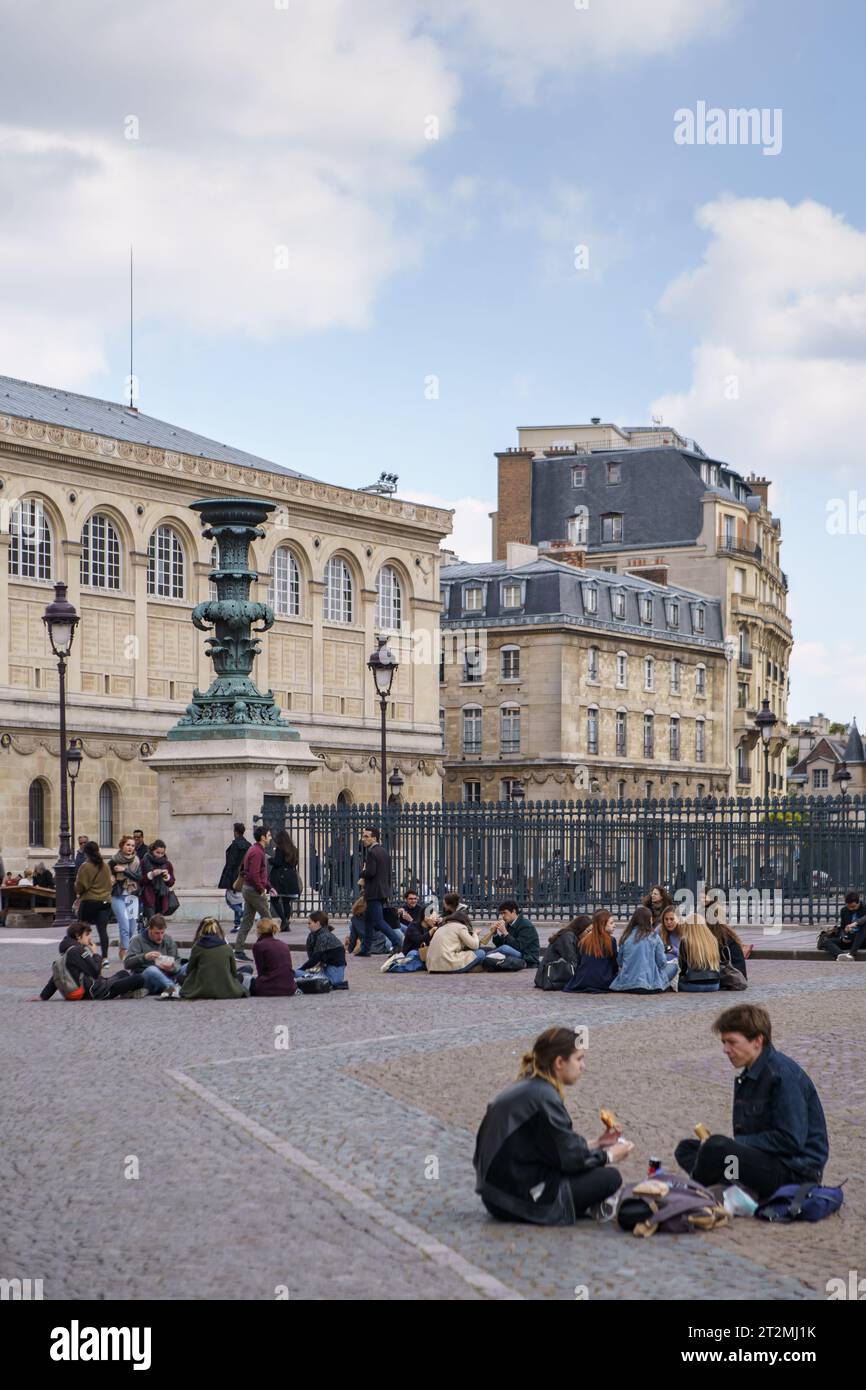 Turisti in Place du Pantheon nel centro di Parigi. PARIGI - 29 APRILE 2019 Foto Stock
