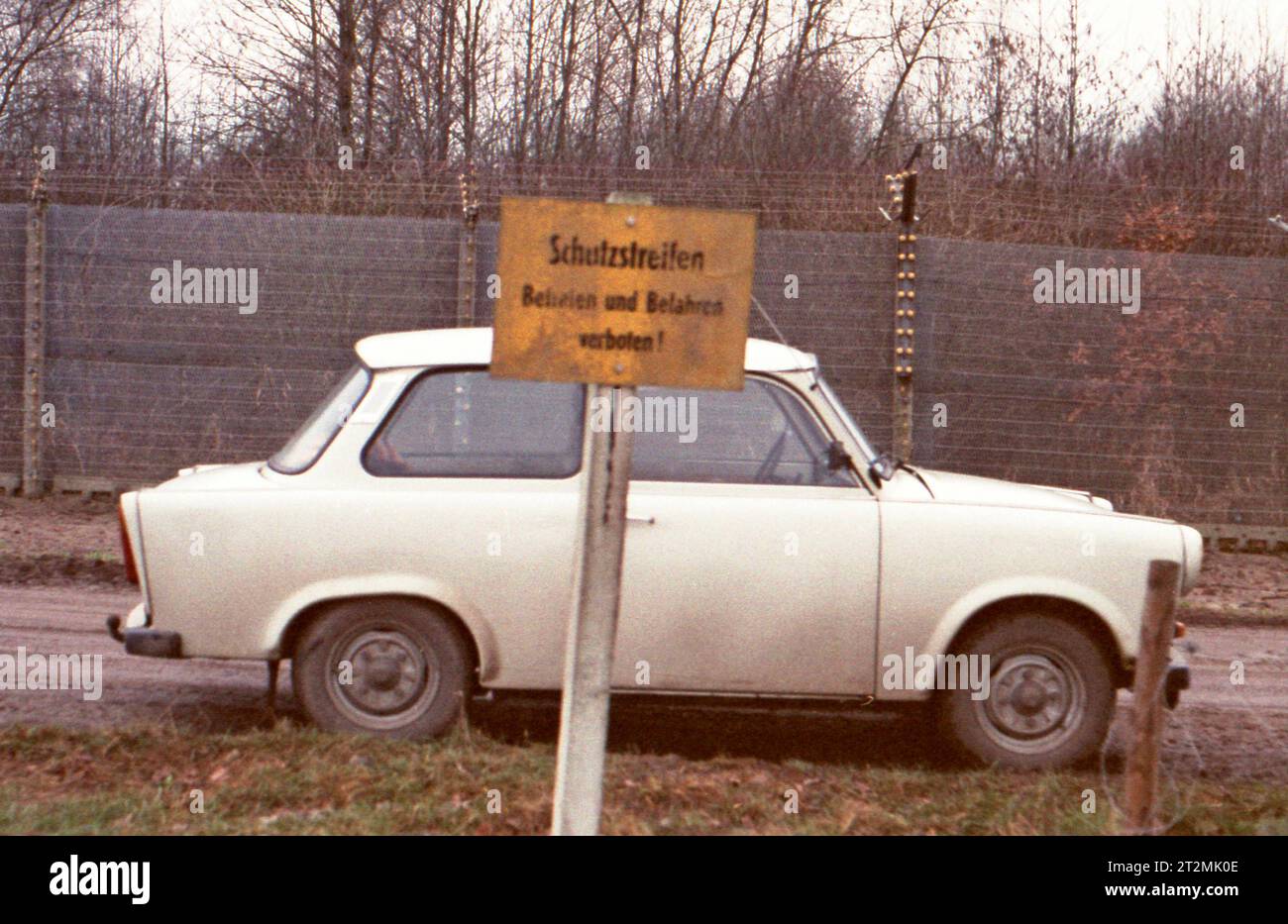 26.11.1989 DDR Grenze Deutschland/ DDR/ Sachsen Anhalt/ Bezirk Magdeburg/ Kreis Klötze/ zwischen Steimke und Mellin/ Grenze, Grenzanlage, Staatsgrenze, Deutsch- deutsche Grenze/ Zaun, Grenzzaun, Signalzaun, Mauer, Todesstreifen/ Schutzstreifen/ Trabant im Grenzgebiet/ Sperrzone/ Sperrgebiet/ Warnschild *** 26 11 1989 DDR confine Germania DDR Sassonia Anhalt distretto Magdeburg Klötze tra Steimke e Mellin confine, installazione di confine, confine di stato, recinzione di confine tedesca, recinzione di confine, recinzione di segnale, muro, striscia di protezione della striscia di morte Trabant nella zona di confine restr Foto Stock