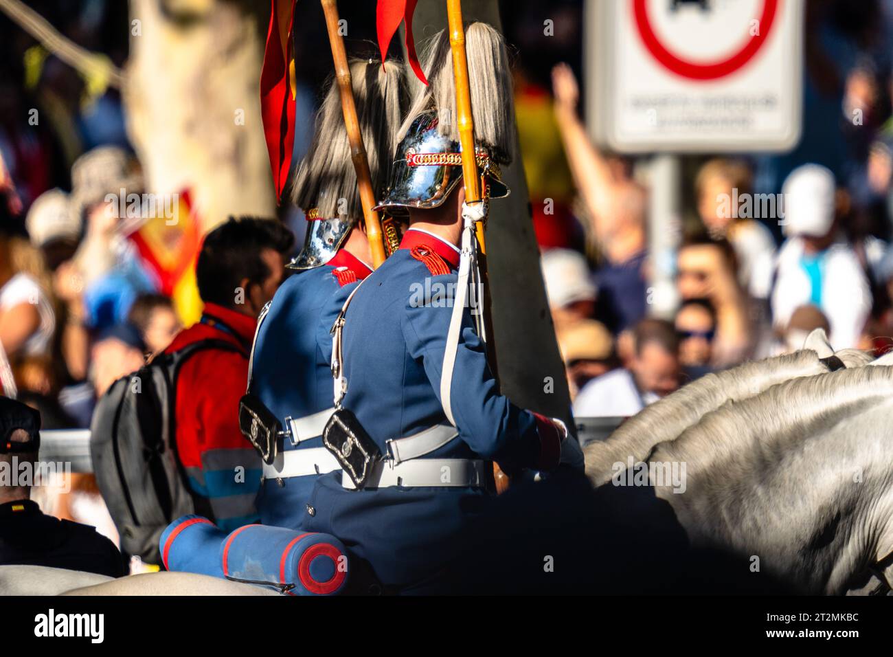 Madrid, Spagna - 12 ottobre 2023: Cavalieri in uniformi storiche durante la sfilata delle forze armate in occasione della festa nazionale spagnola. Foto Stock