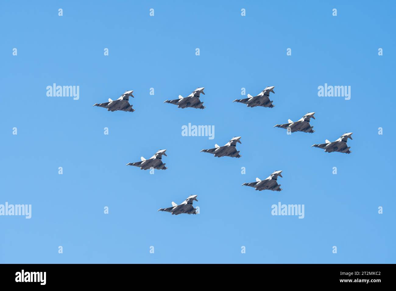 Madrid, Spagna - 12 ottobre 2023: Nove caccia da combattimento EF-2000 Eurofighter in formazione durante la sfilata delle forze armate nel giorno degli spagnoli Foto Stock