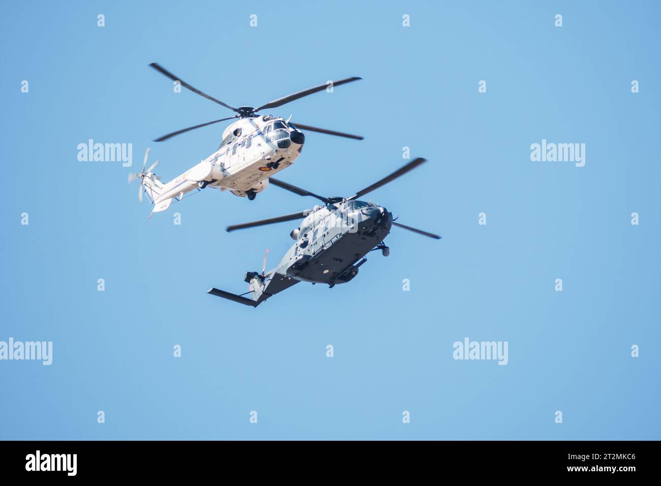 Madrid, Spagna - 12 ottobre 2023: Elicotteri Airbus NH-90 ed Eurocopter AS-332 Super Puma durante la sfilata delle forze armate nel giorno della SP Foto Stock