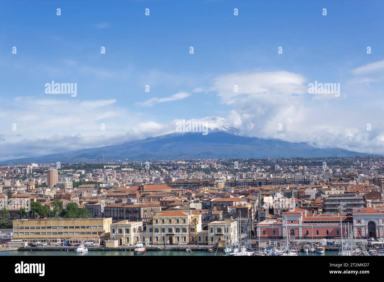Il porto di Catania, la Sicilia, l'Italia, l'Etna sullo sfondo. Catania è un sito patrimonio dell'umanità dell'UNESCO Foto Stock
