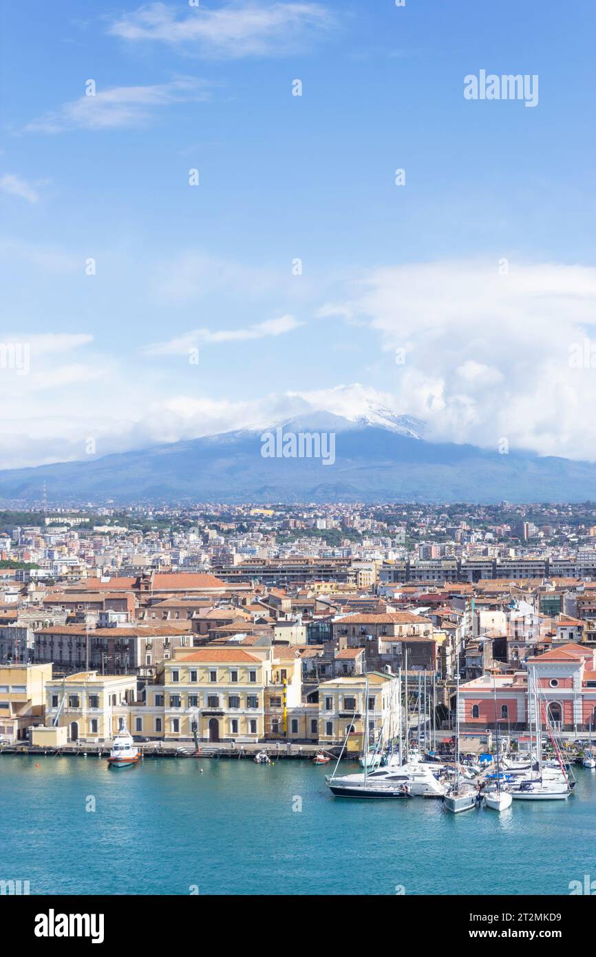 Il porto di Catania, la Sicilia, l'Italia, l'Etna sullo sfondo. Catania è un sito patrimonio dell'umanità dell'UNESCO Foto Stock