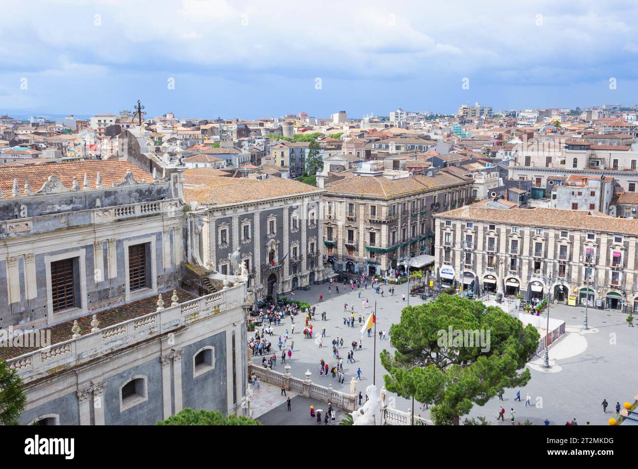 Vista su Piazza del Duomo, Catania, Sicilia, Italia, dalla cima della Badia di Sant'Agata o Abbazia di Sant'Agata. Catania è un mondo dell'UNESCO Foto Stock