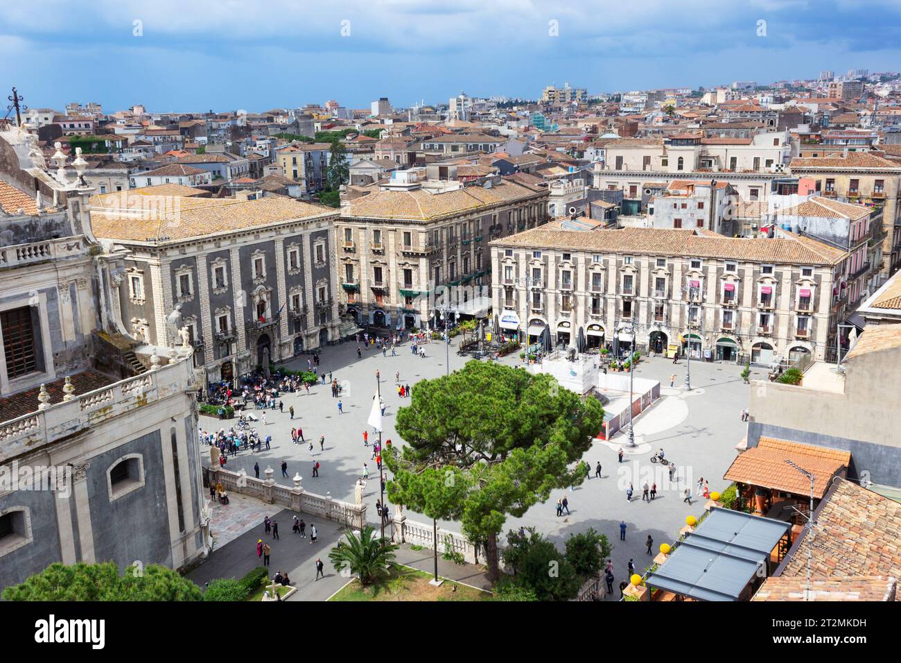 Vista su Piazza del Duomo, Catania, Sicilia, Italia, dalla cima della Badia di Sant'Agata o Abbazia di Sant'Agata. Catania è un mondo dell'UNESCO Foto Stock