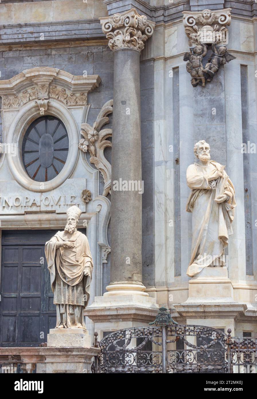 Cattedrale metropolitana di Sant'Agata, Catania, Sicilia, Italia. Statue sulla facciata. Catania è un sito patrimonio dell'umanità dell'UNESCO. Foto Stock