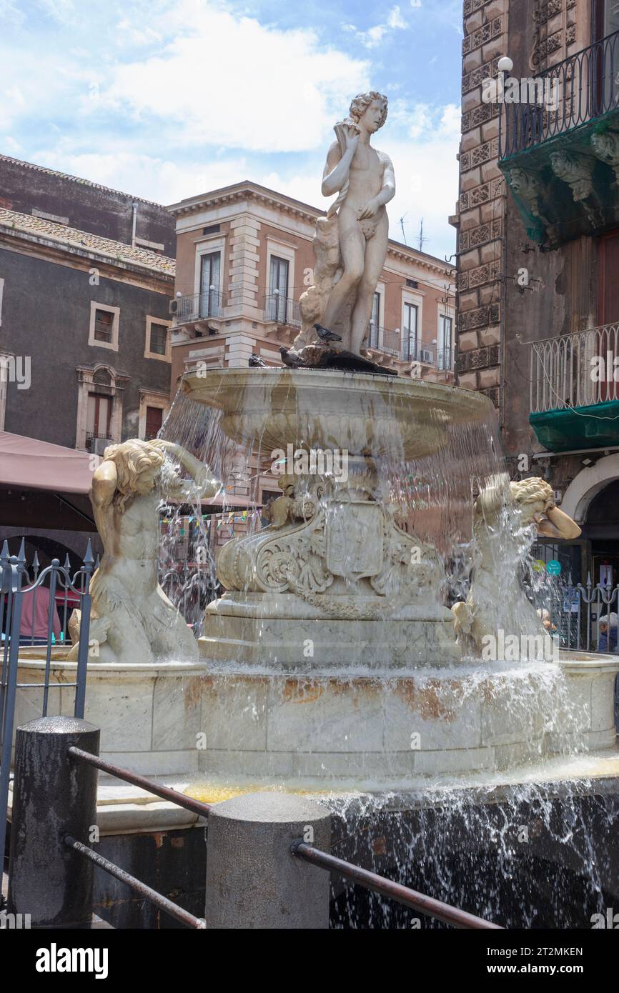 Fontana di Amenano, Fontana dell'Amenano, Piazza del Duomo, Catania, Sicilia. La fontana fu costruita nel 1867 dallo scultore napoletano Tito Angelini. CA Foto Stock