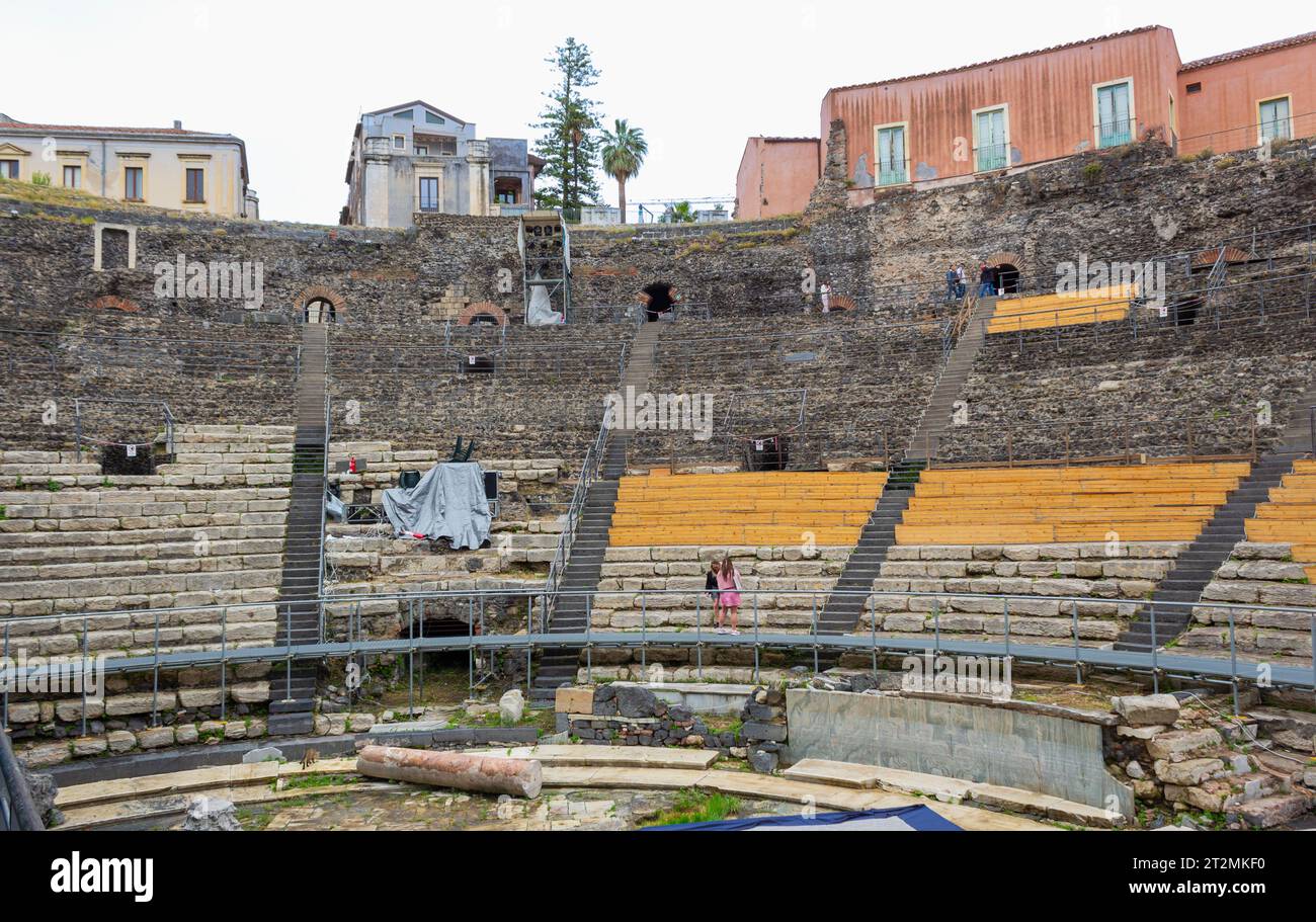 Catania, Sicilia, Italia. L'antico teatro greco-romano. Catania è un sito patrimonio dell'umanità dell'UNESCO. Foto Stock