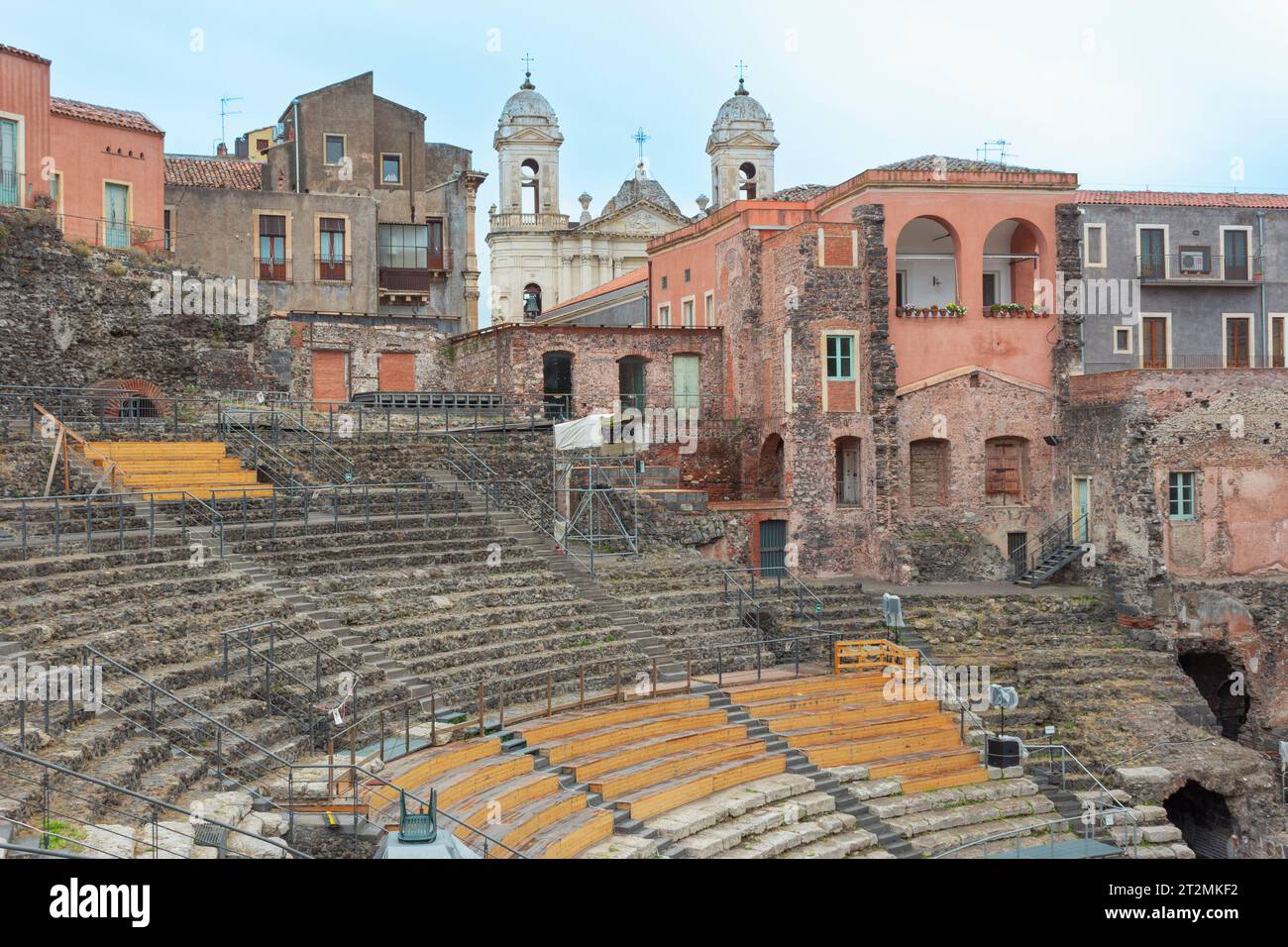 Catania, Sicilia, Italia. L'antico teatro greco-romano. Catania è un sito patrimonio dell'umanità dell'UNESCO. Foto Stock