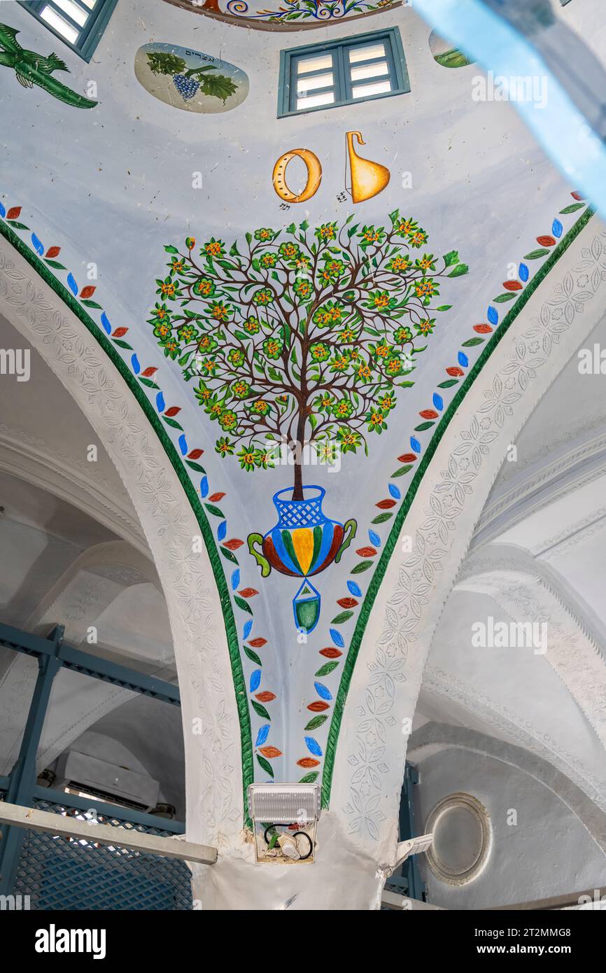 Safed, Israele - 14 agosto 2023: Dettaglio della vecchia sinagoga di Abuhav, Safed (Tzfat), Israele. Albero della vita in cima a una colonna. Foto Stock