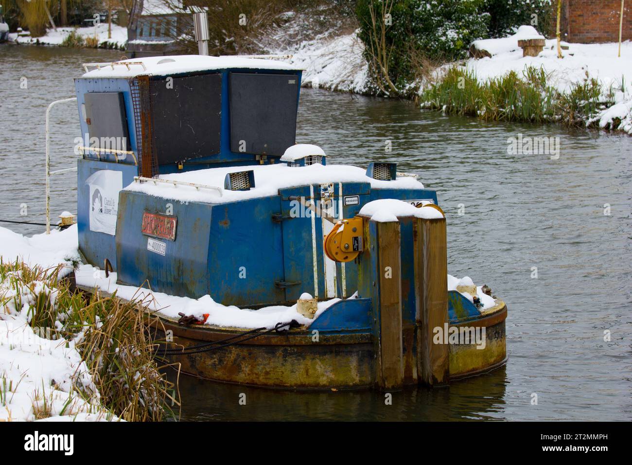 Una barca per la manutenzione dei canali chiamata Shoveler. Sul canale Kennet e Avon, Aldermaston Wharf, Berkshire. Foto Stock