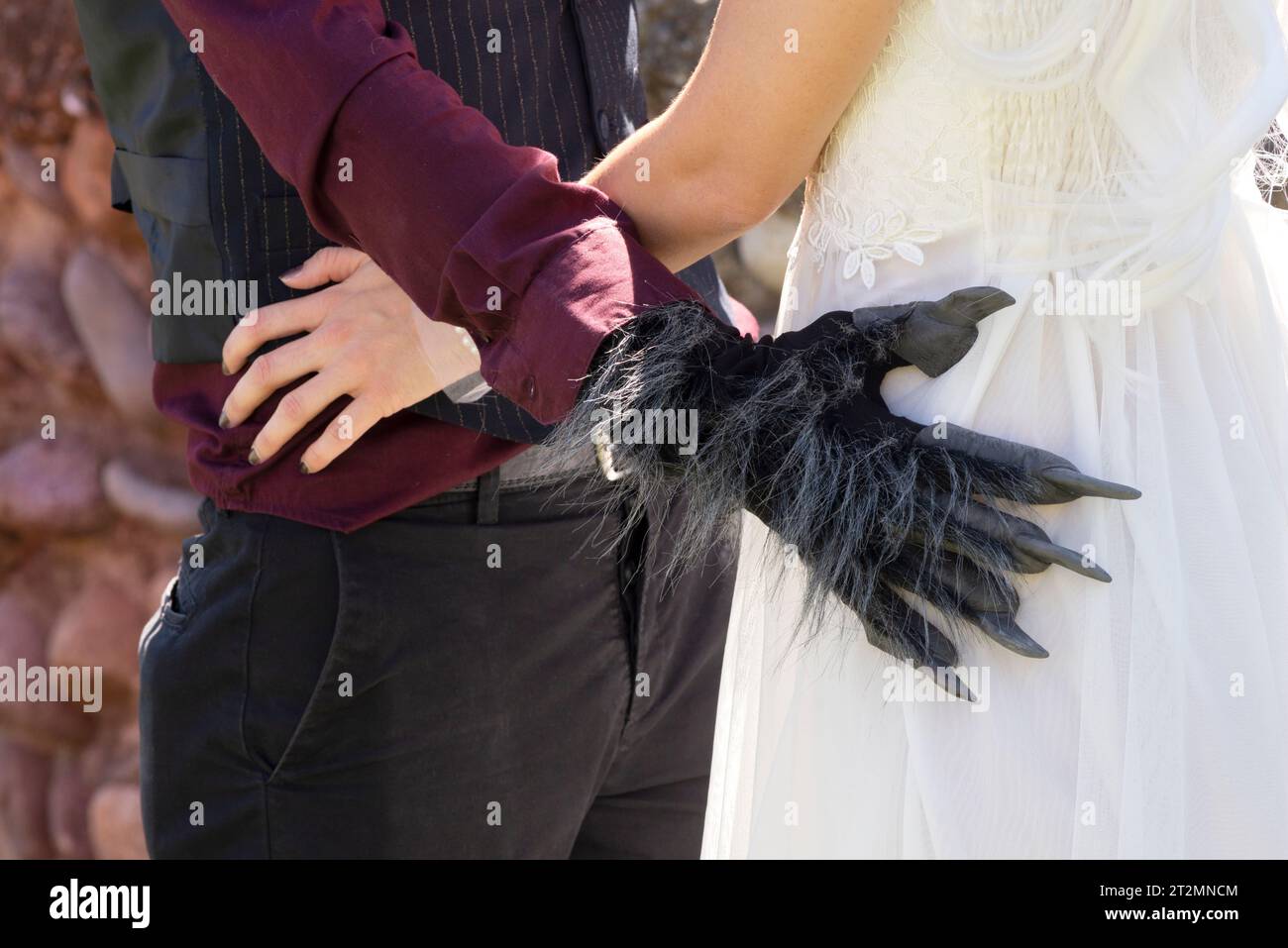 Italia, Cosplay Festival, Cosplay Werewolf Gently Hugs a Woman Foto Stock
