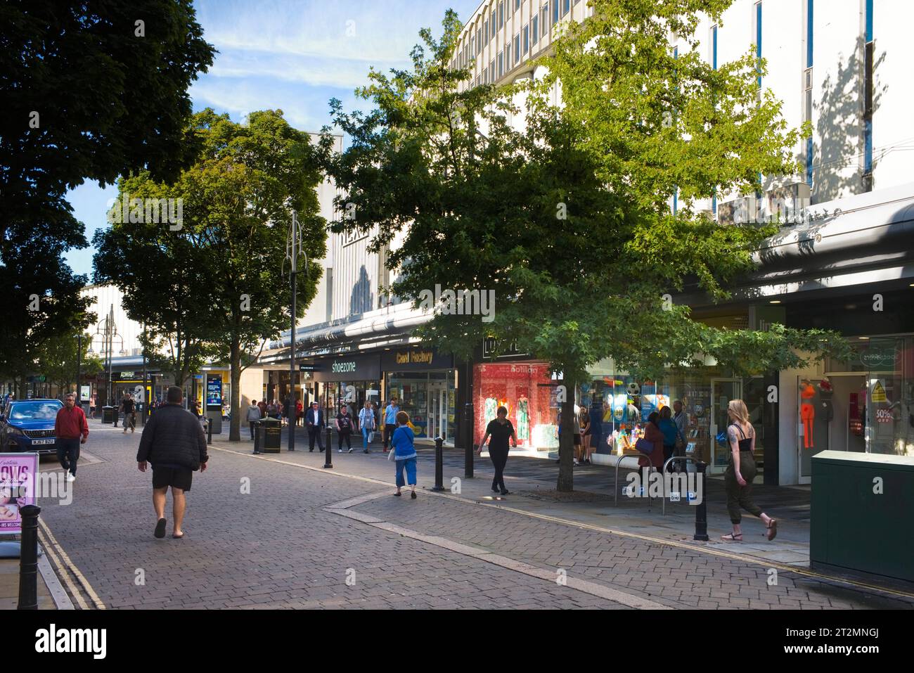 La strada principale dello shopping di Doncaster Foto Stock