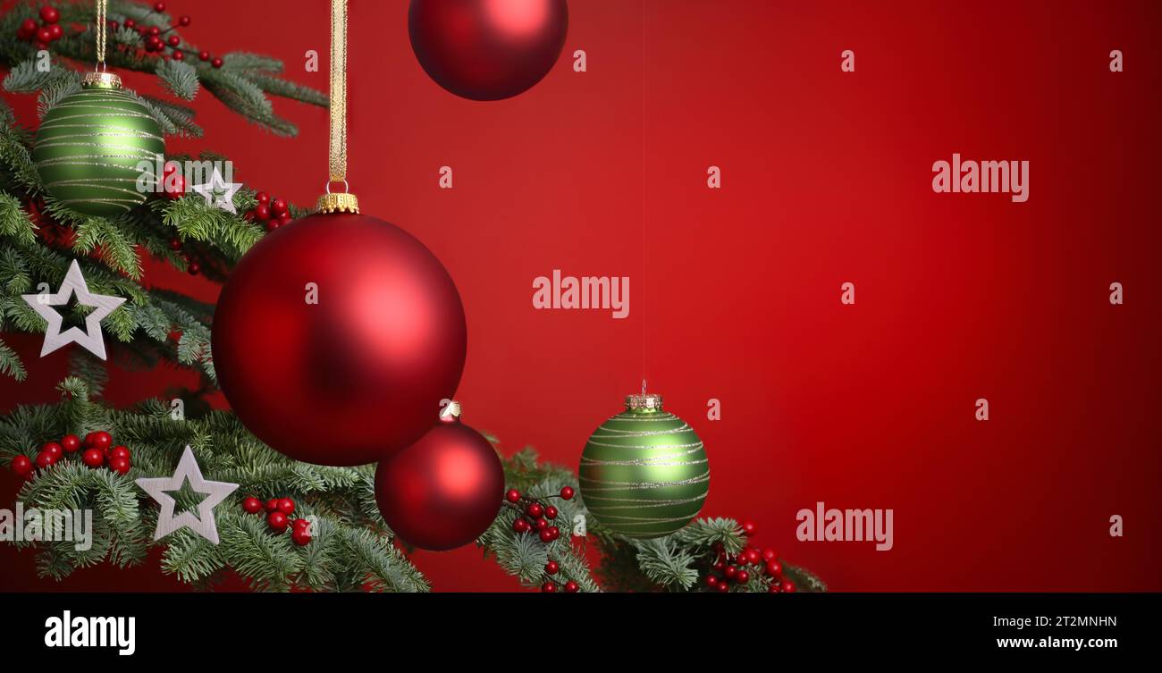 Sfondo natalizio rosso con primo piano degli abeti e spazio copia, decorato con baule e stelle Foto Stock