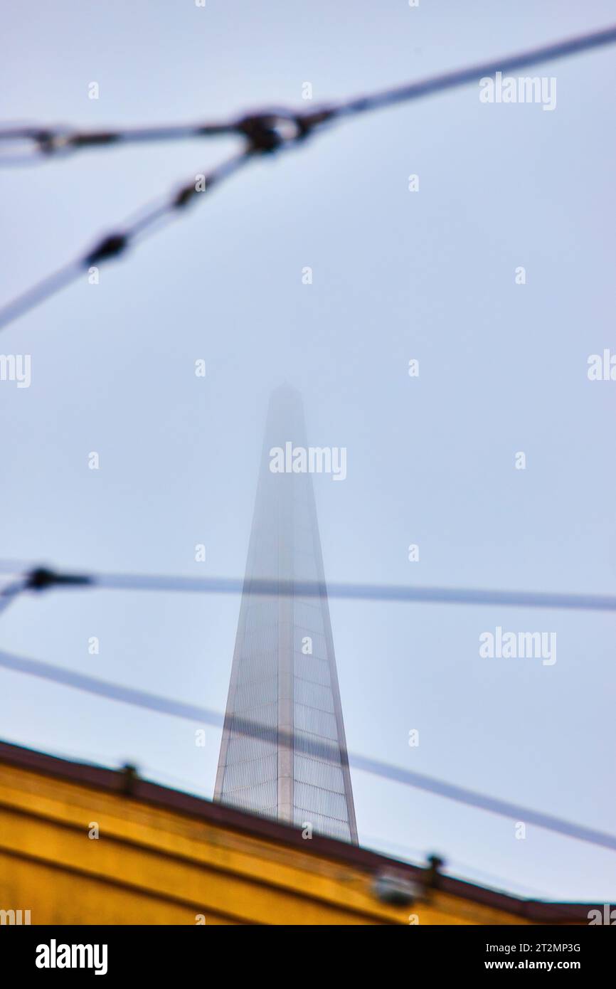 Punta appena visibile della Piramide Transamerica vista attraverso nebbia e fili Foto Stock