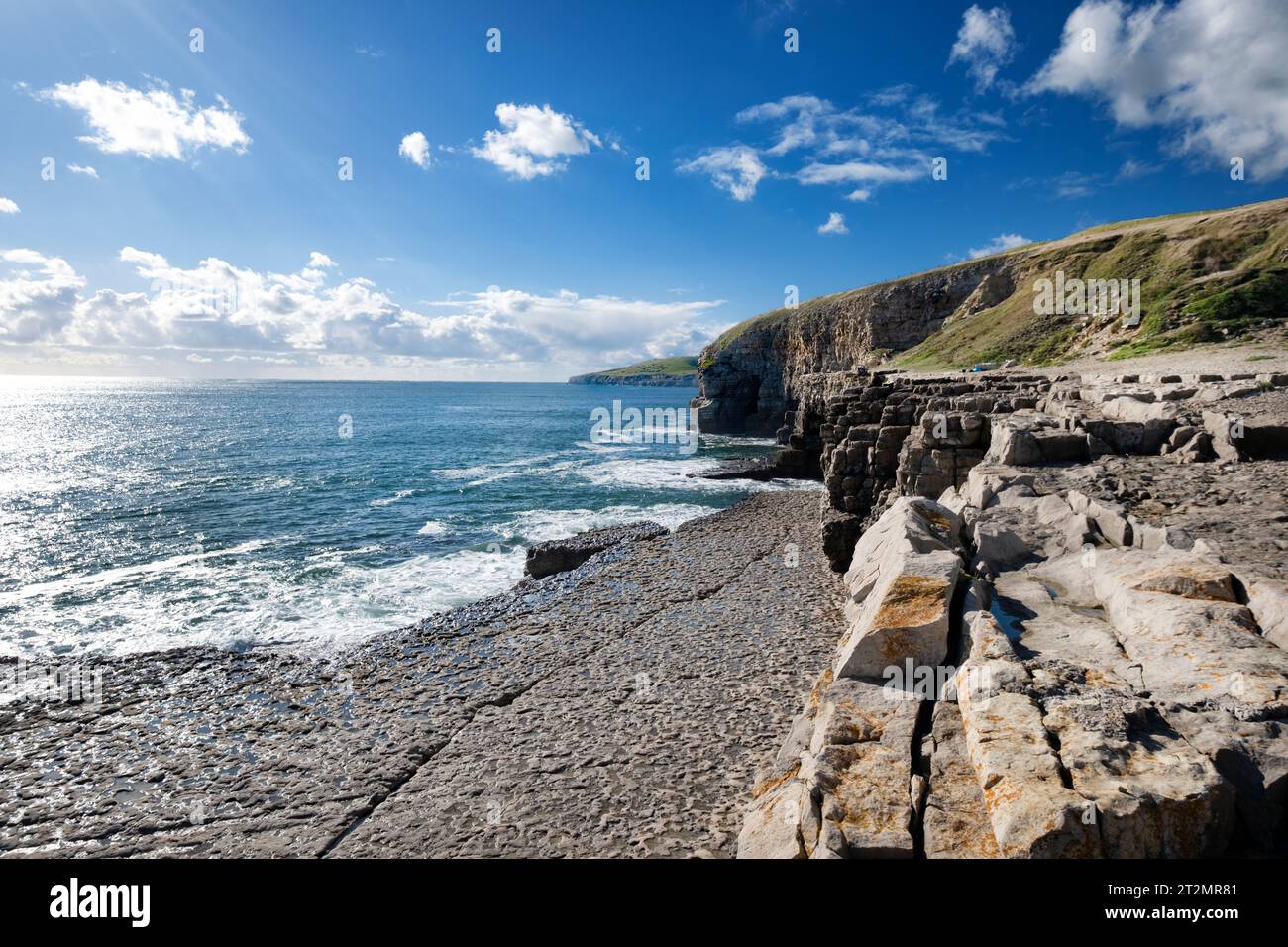 Una vista su Dancing Ledge Dorset UK. Un'attrazione turistica sulla South West Coast Path. Un'ex cava di calcare che confina con la Manica Foto Stock