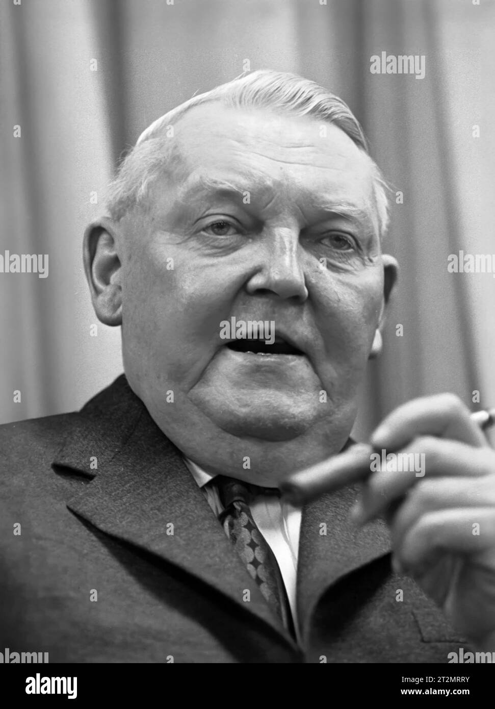 Ludwig Erhard. Ritratto dell'ex Cancelliere della Germania Ovest, Ludwig Wilhelm Erhard (1897-1977) nel 1964 Foto Stock