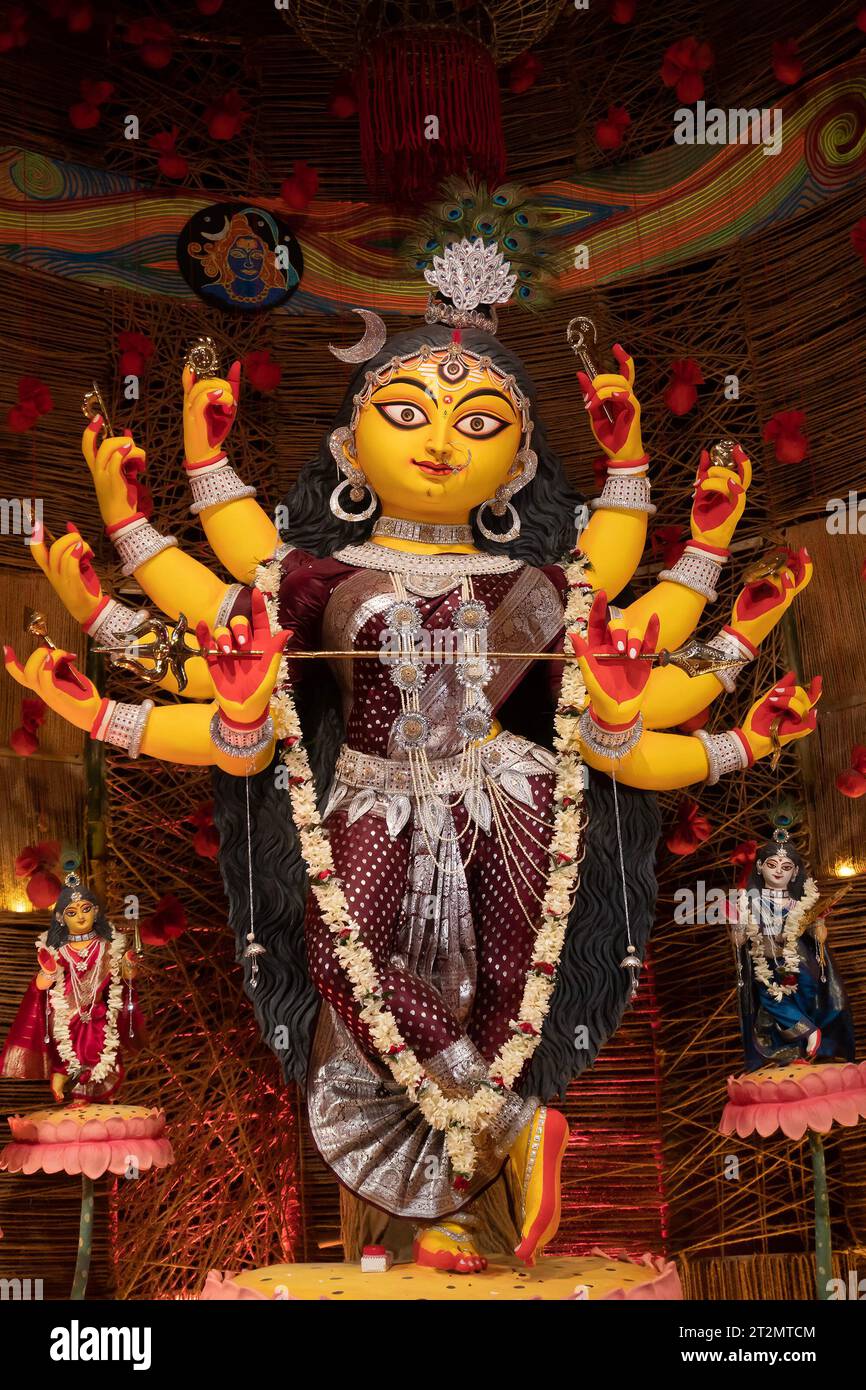 Howrah, Bengala Occidentale, India- 3 ottobre 2022 : l'idolo Durga splendidamente decorato viene adorato all'interno del puja pandal. Durga Puja, festival indù. Foto Stock