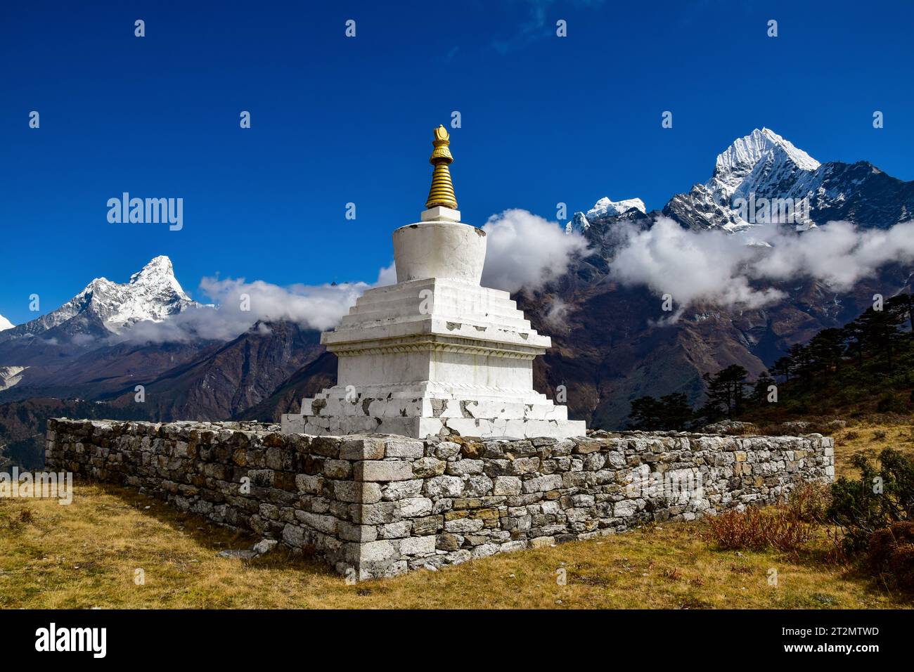 Chorten con ama Dablam e il Monte Everest sullo sfondo Foto Stock
