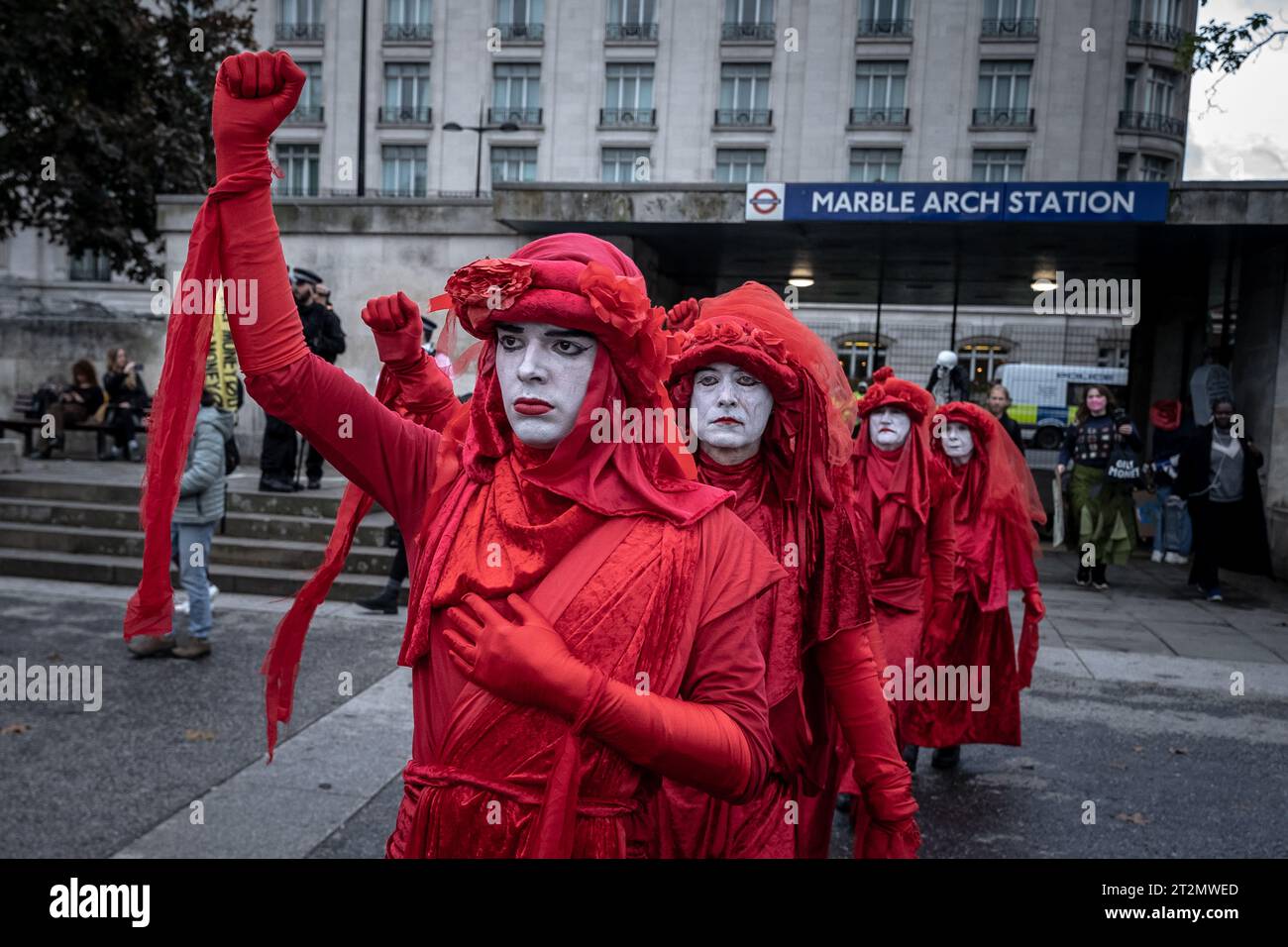 Londra, Regno Unito. 19 ottobre 2023. La protesta contro il clima "Oily Money Out" vede la Brigata ribelle Rossa unirsi agli attivisti climatici di Fossil Free London prima di marciare da Marble Arch all'Intercontinental Hotel Park Lane per chiedere cambiamenti nell'industria dei combustibili fossili. All'Intercontinental Hotel Park Lane si terrà un Energy Intelligence Forum di tre giorni (precedentemente Oil and Money Conference), al di fuori del quale si sono svolte proteste per questa settimana. Crediti: Guy Corbishley/Alamy Live News Foto Stock