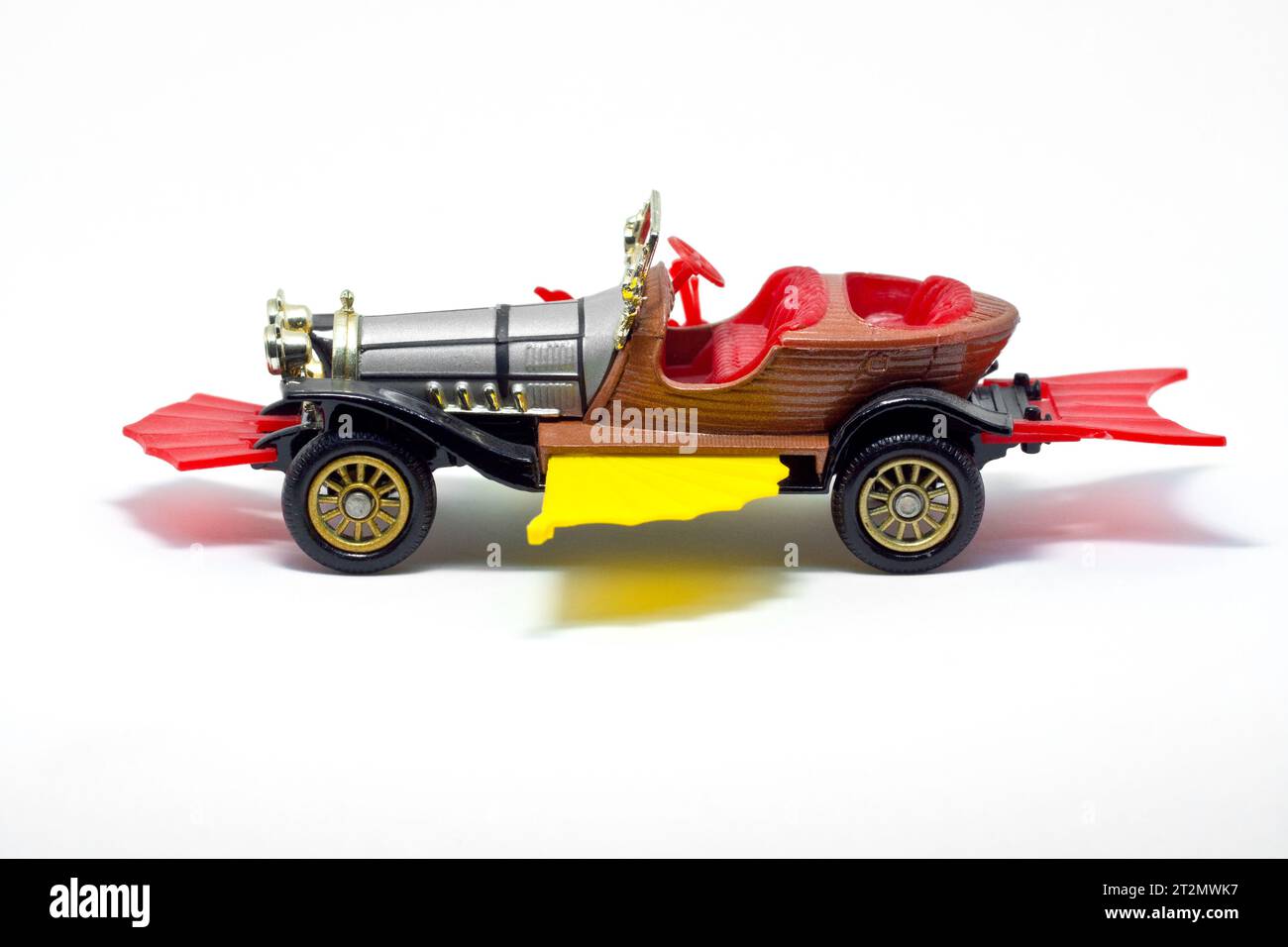 Primo piano che mostra un modello giocattolo Corgi dell'iconica auto Chitty Chitty Bang Bang dall'omonimo film, isolato su uno sfondo bianco. Foto Stock