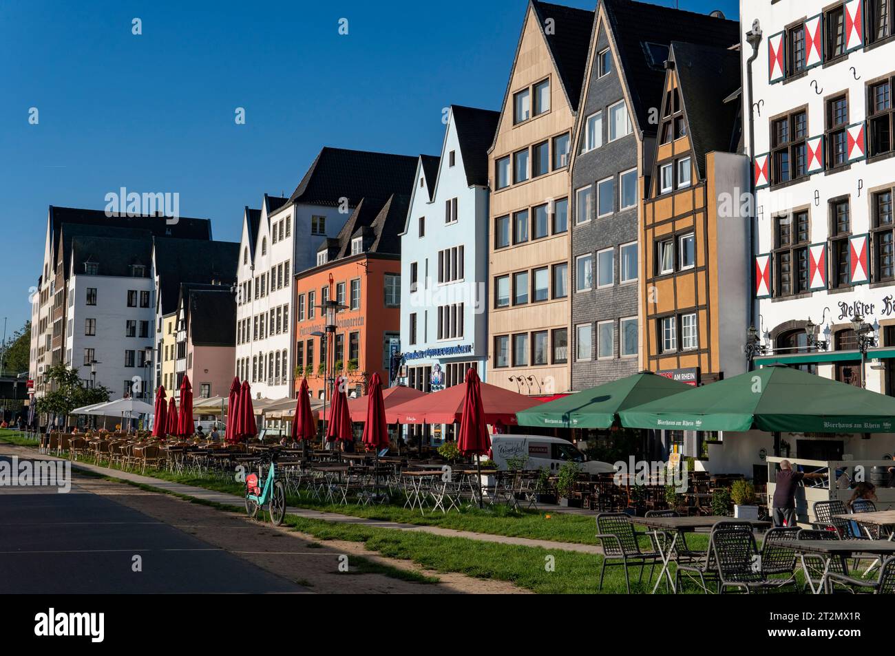 Parte centrale della città vecchia di Colonia. Belle case dal design decorativo, realizzate in stile metà legno Foto Stock