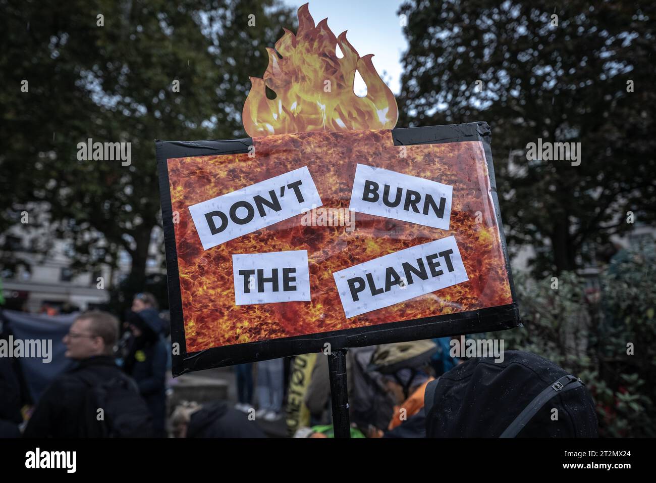 Londra, Regno Unito. 19 ottobre 2023. La protesta climatica "Oily Money Out" vede gli attivisti di Fossil Free London riunirsi prima di marciare da Marble Arch all'Intercontinental Hotel Park Lane per chiedere cambiamenti nell'industria dei combustibili fossili. All'Intercontinental Hotel Park Lane si terrà un Energy Intelligence Forum di tre giorni (precedentemente Oil and Money Conference), al di fuori del quale si sono svolte proteste per questa settimana. Crediti: Guy Corbishley/Alamy Live News Foto Stock