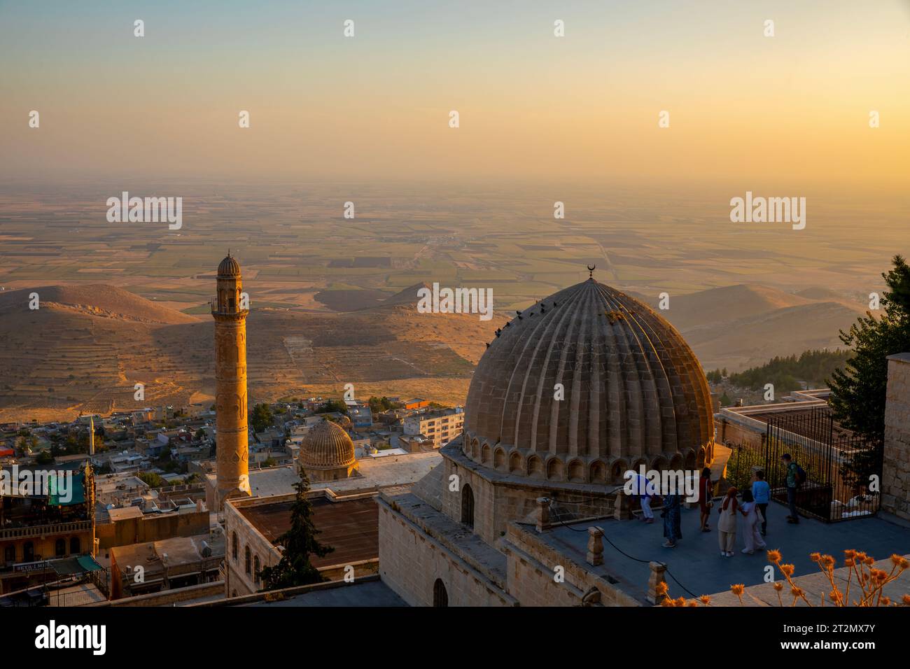 Tetto della Zinciriye Medresesi o Sultan Isa Madrasa al crepuscolo a Mardin, Foto Stock