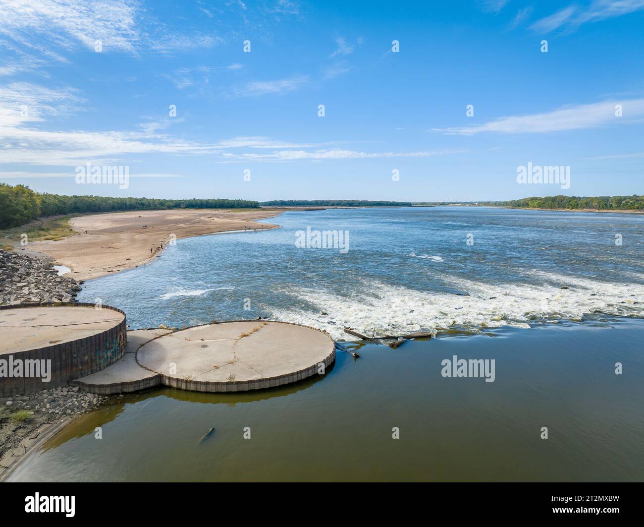 Diga di Low Water con pali di lamiere intrecciate, una spiaggia rapida e rilassante sul fiume Mississippi sotto la catena di rocce Foto Stock