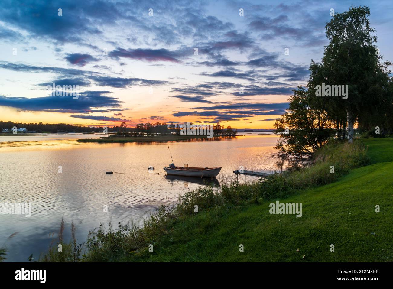 Tramonto sull'isola sul lago Foto Stock