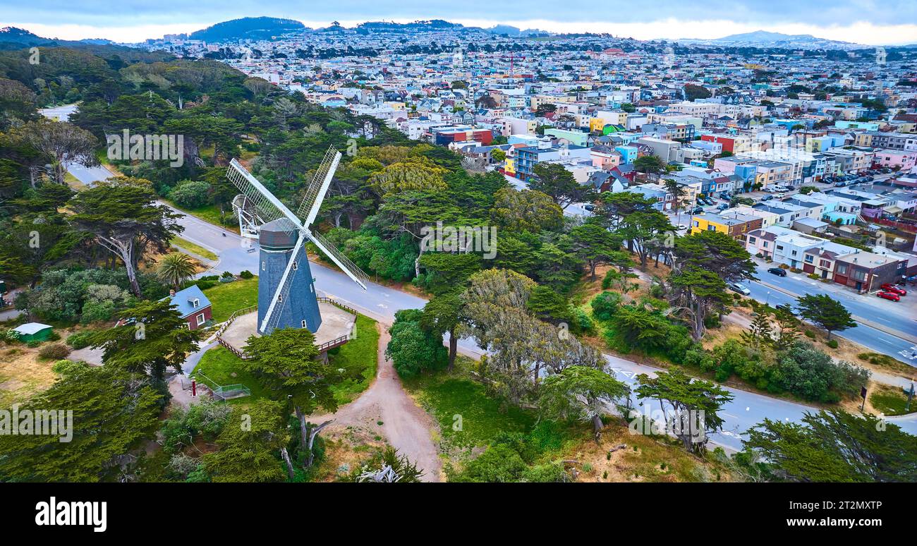 Il mulino a vento Aerial San Francisco murphy si affaccia sulle colorate case cittadine Foto Stock