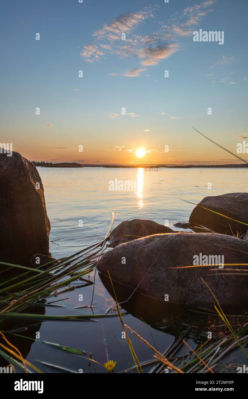 Il sole tramonta sulla costa Foto Stock