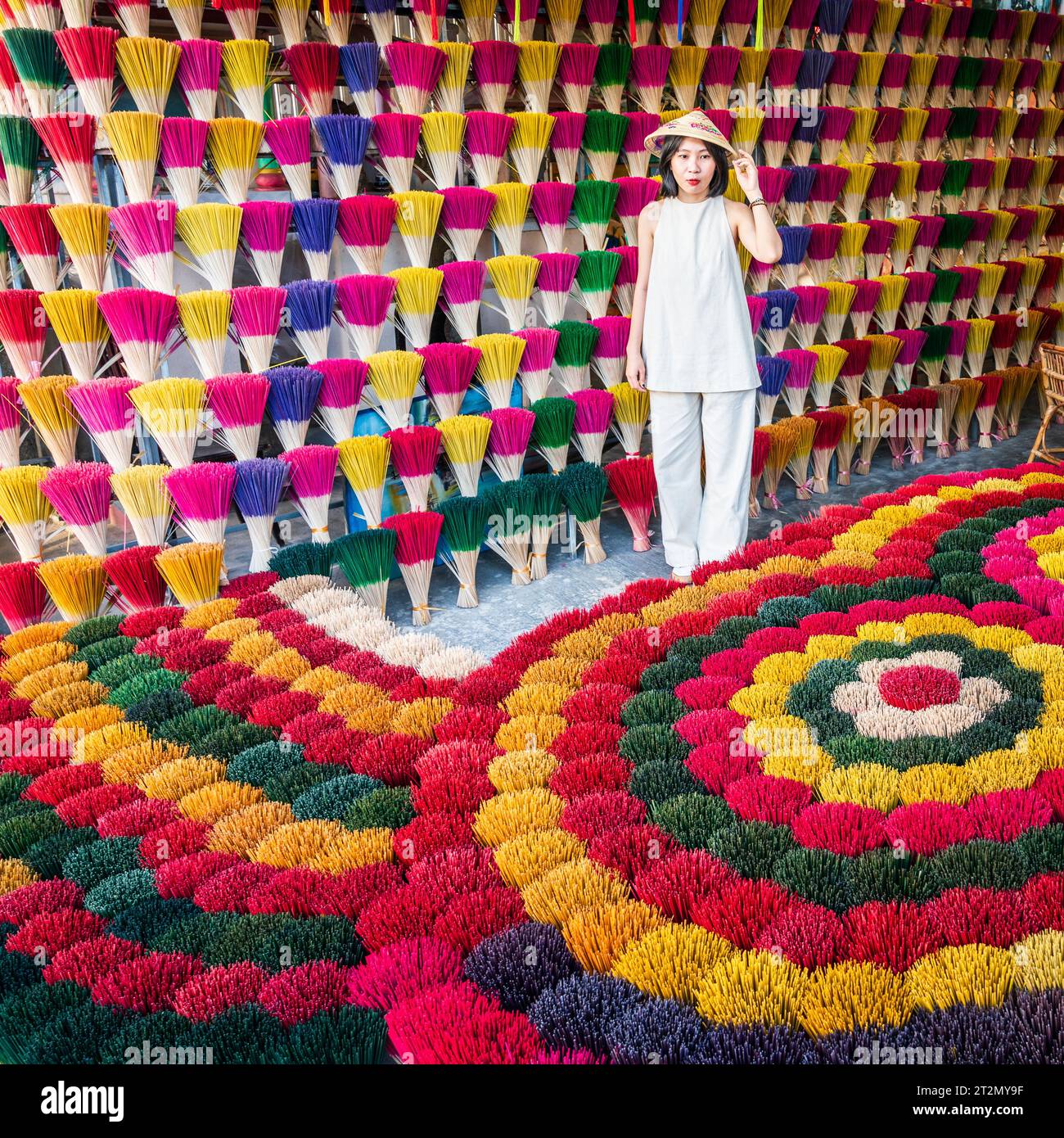 Hue, Vietnam, 18 novembre 2022: Una giovane donna locale in un negozio tradizionale di incenso a Hue, Vietnam Foto Stock