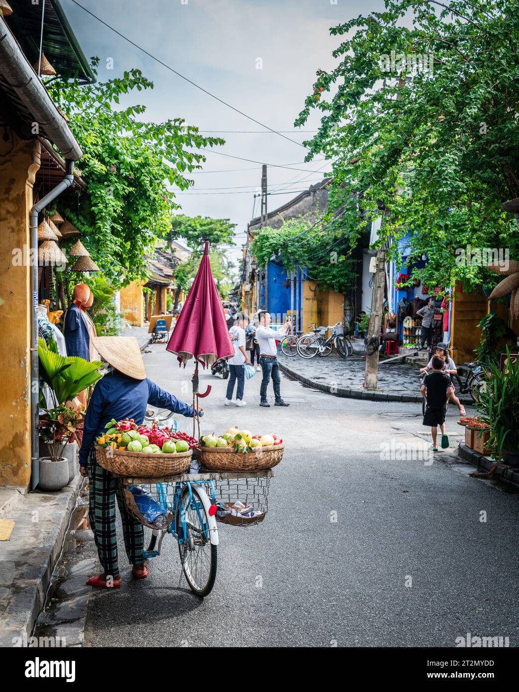 Hoy An, Vietnam, 20 novembre 2022: Un venditore di frutta di strada nella città di Hoy An in Vietnam Foto Stock