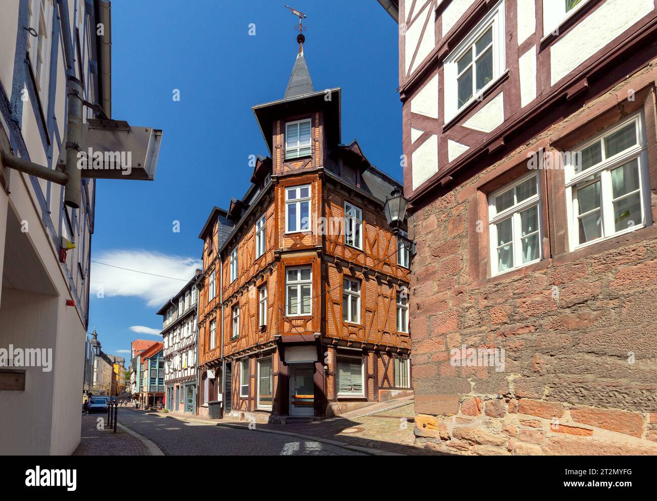 Splendide facciate di vecchie case tedesche in legno a Marburgo in una giornata di sole. Germania. Foto Stock