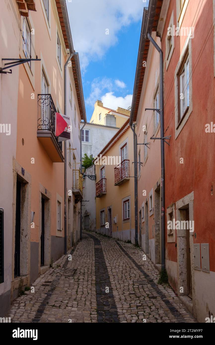 Impressioni dalle strade del centro storico di Alfama, Lisbona, Portogallo, nell'ottobre 2023. Foto Stock