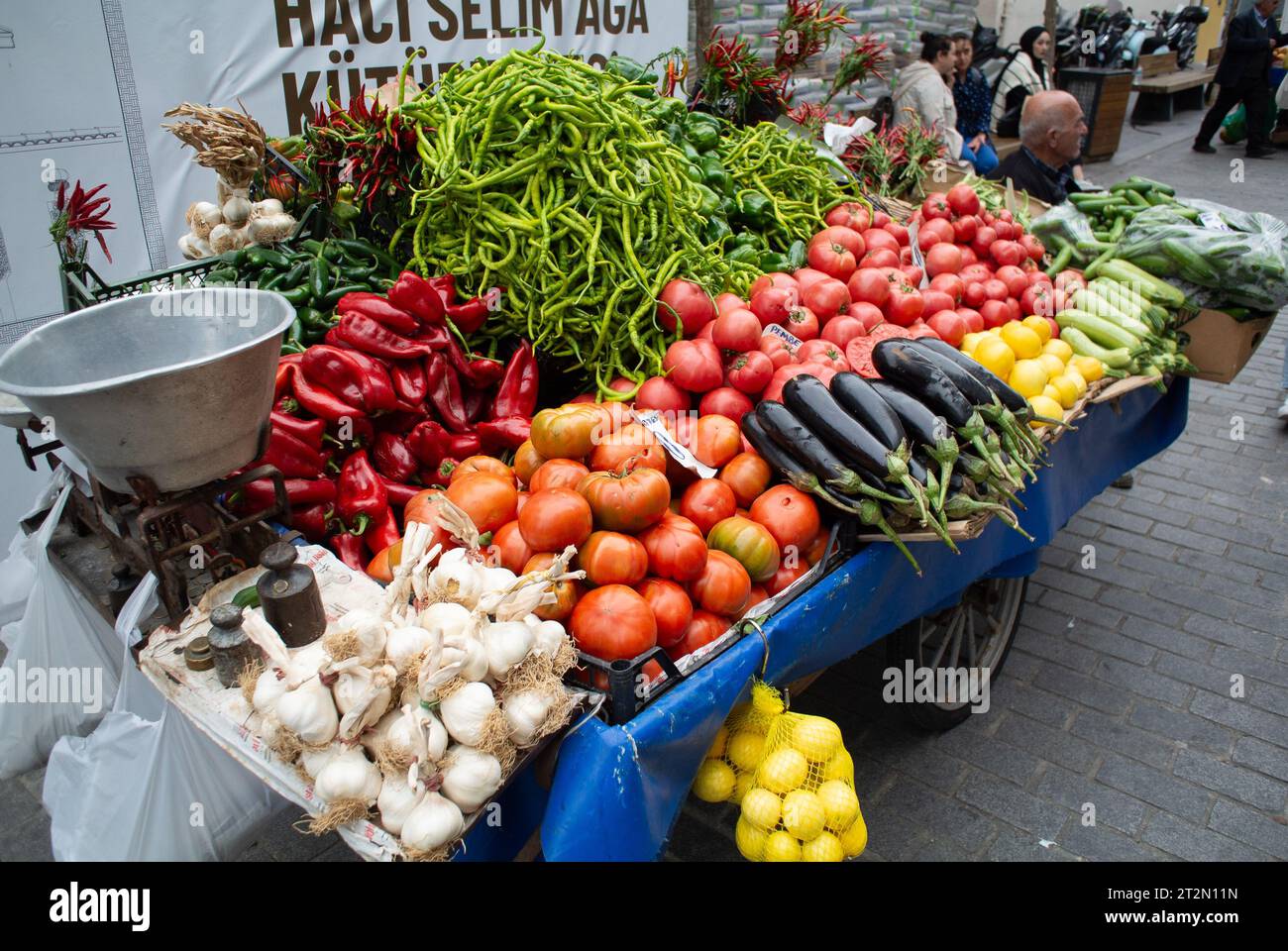 Istanbul, Turchia, il fruttivendolo in un mercato alimentare nel distretto di Uskudar (turco, Üsküdar) sulla riva anatolica (asiatica) del Bosforo. Editoriale Foto Stock
