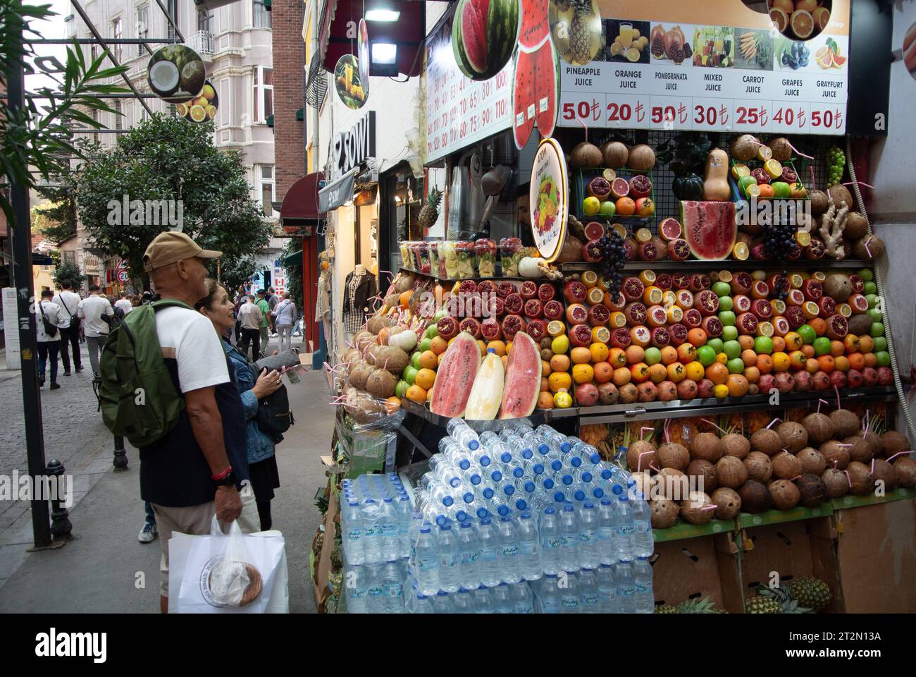 Istanbul, Turchia, gente che compra succhi di frutta in uno stand nella strada di Istanbul, solo editoriale. Foto Stock