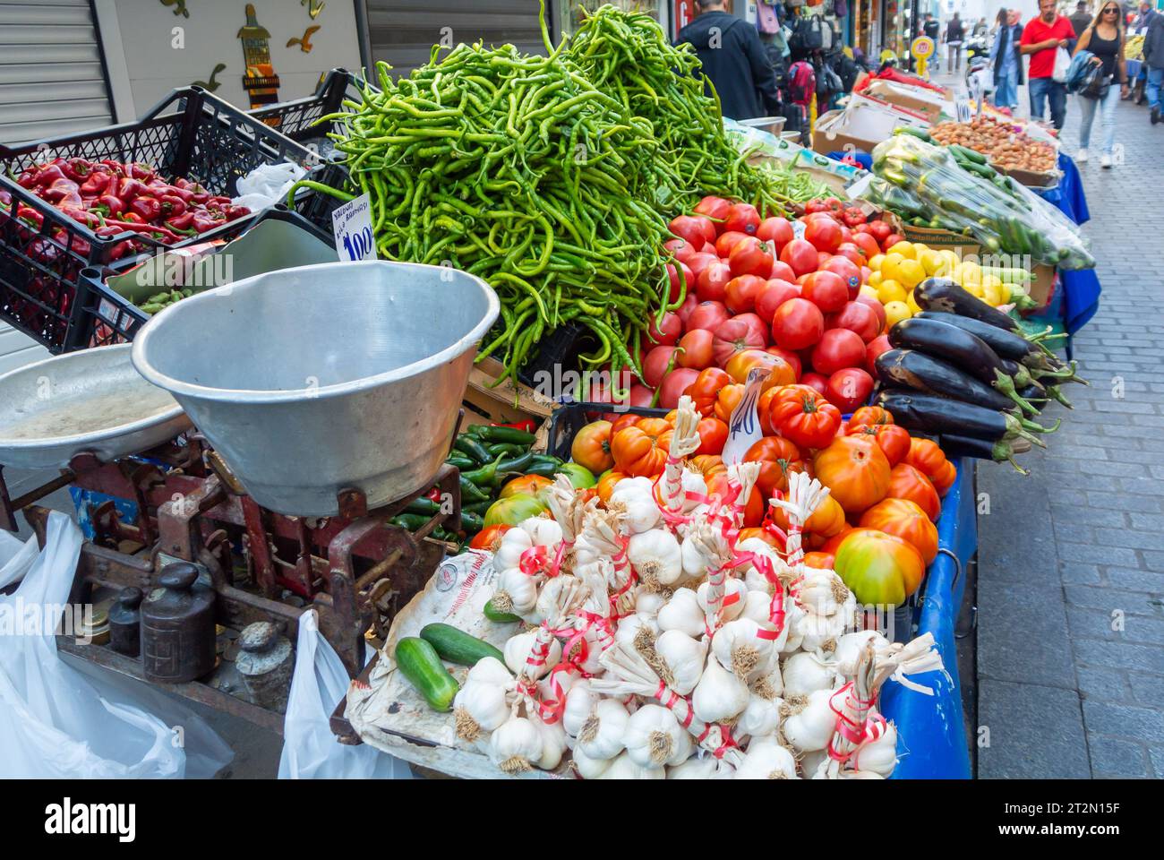 Istanbul, Turchia, il fruttivendolo in un mercato alimentare nel distretto di Uskudar (turco, Üsküdar) sulla riva anatolica (asiatica) del Bosforo. Editoriale Foto Stock