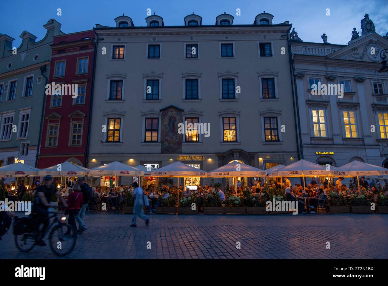 Ristorante accanto alla piazza del mercato principale al tramonto a Kraków, Polonia Foto Stock
