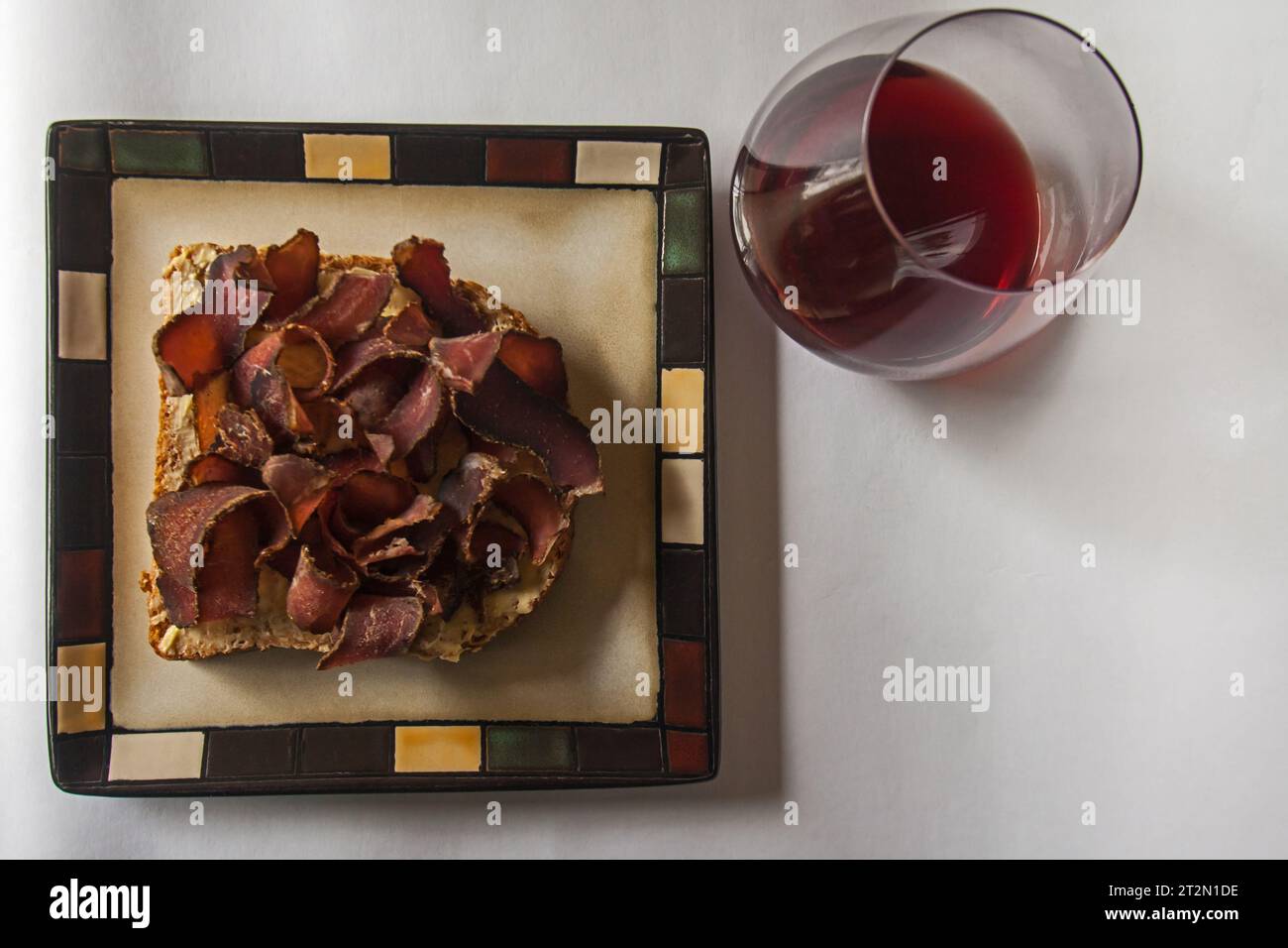 Biltong affettato su pane e vino rosso 14408 Foto Stock