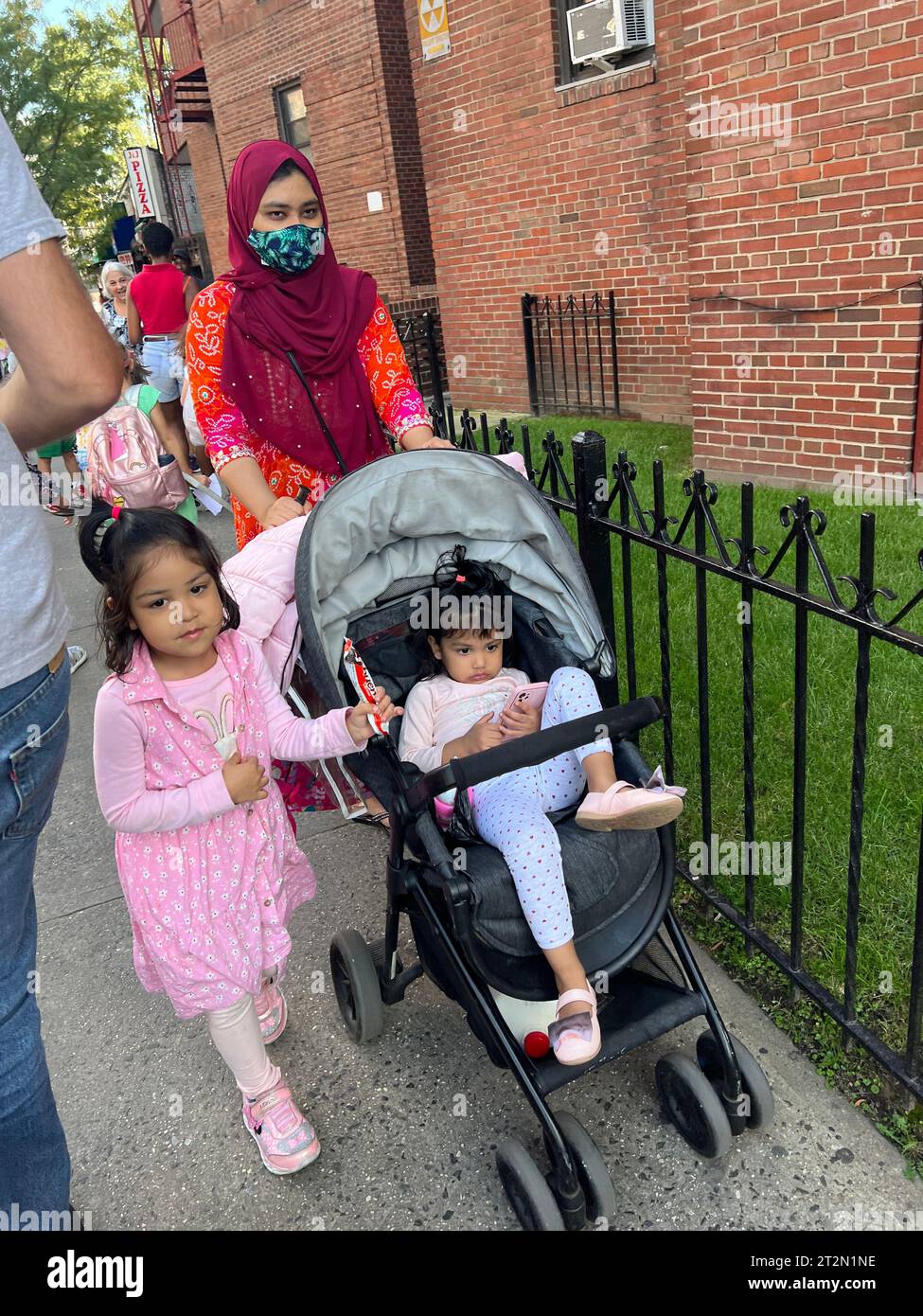 Mamma con bambini dopo la scuola nel quartiere residenziale di Kensington, multietnico di Brooklyn, New York. Foto Stock