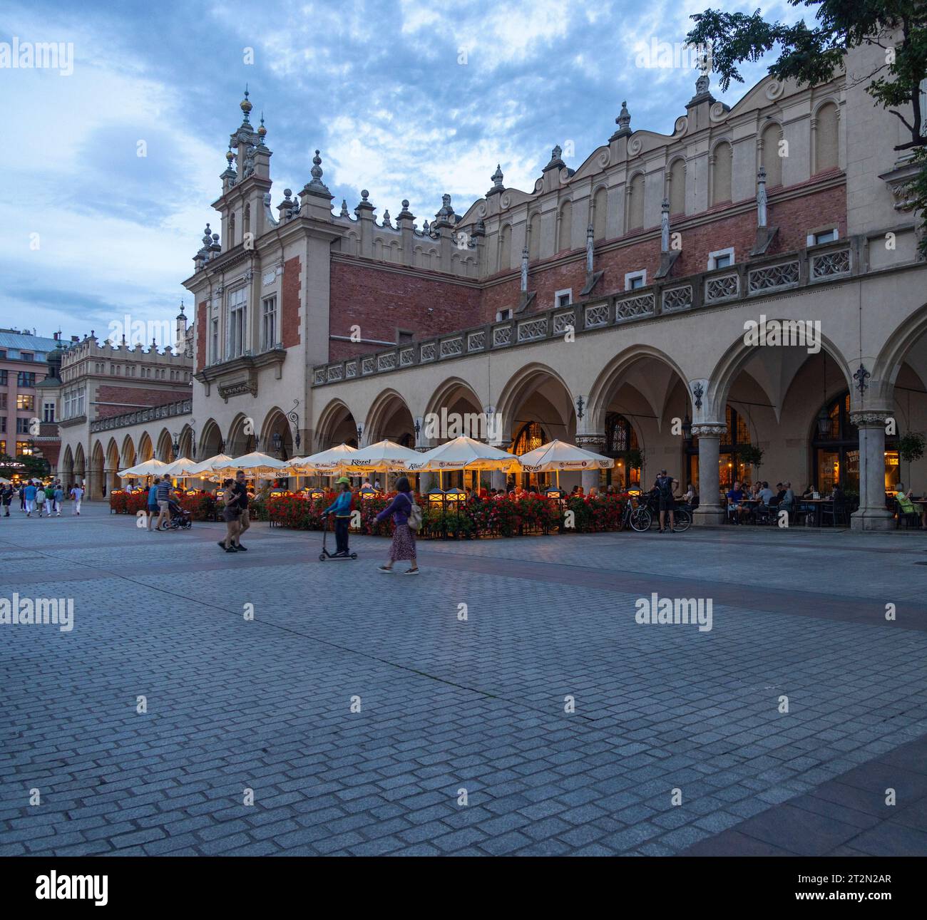 Piazza del mercato principale al crepuscolo a Kraków, Polonia Foto Stock