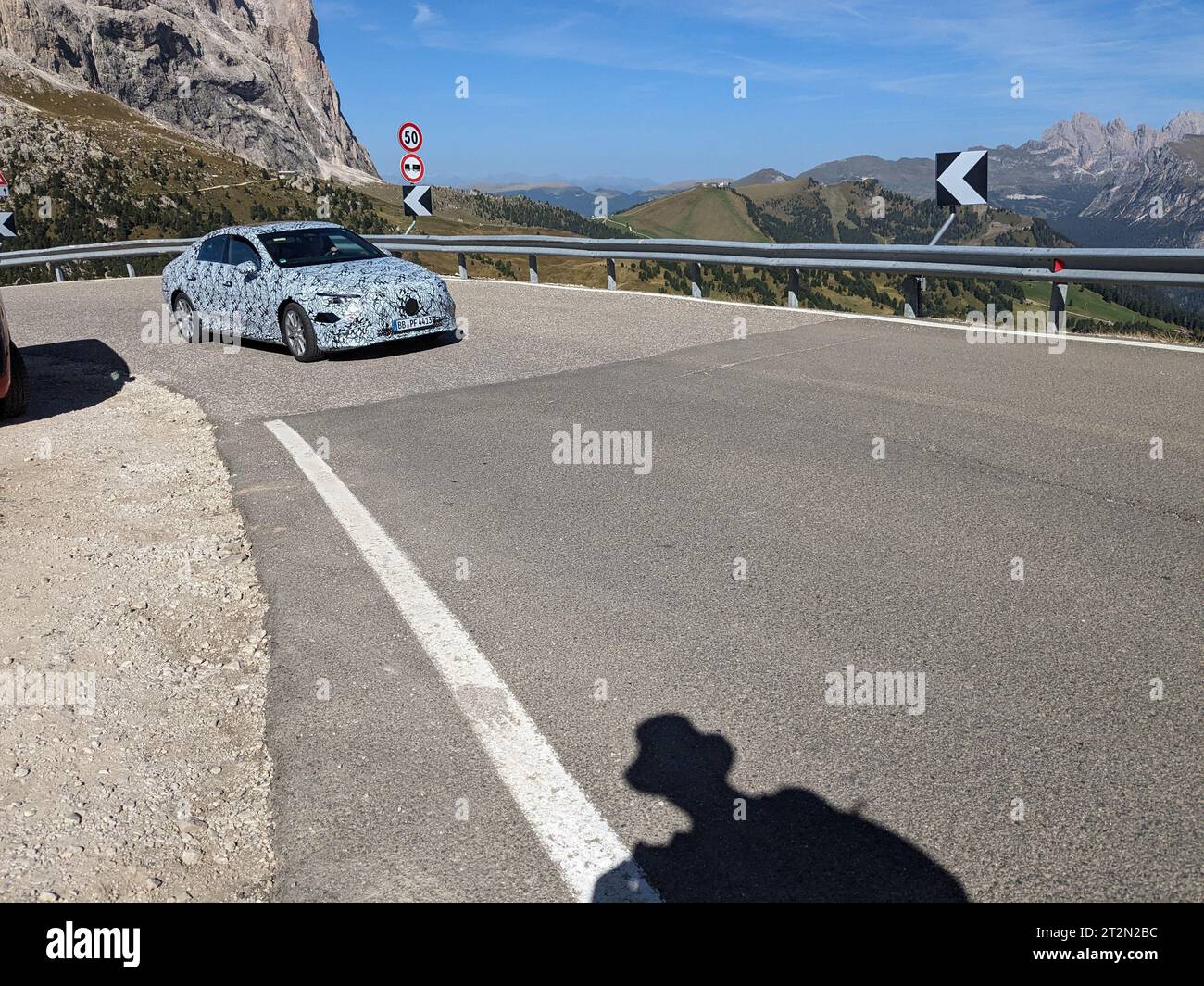 Nuovo prototipo di auto sportive segreta e moderna, mimetizzato, individuato sulla strada pubblica di montagna nelle Dolomiti italiane vicino al col Rodella, Canazei, Europa Foto Stock