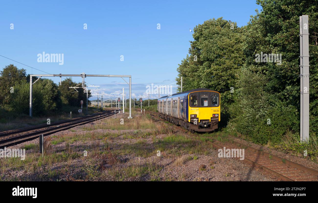 Treno diesel a più unità della Northern Rail classe 150 a Kirkham & Wesham, lancashire Foto Stock