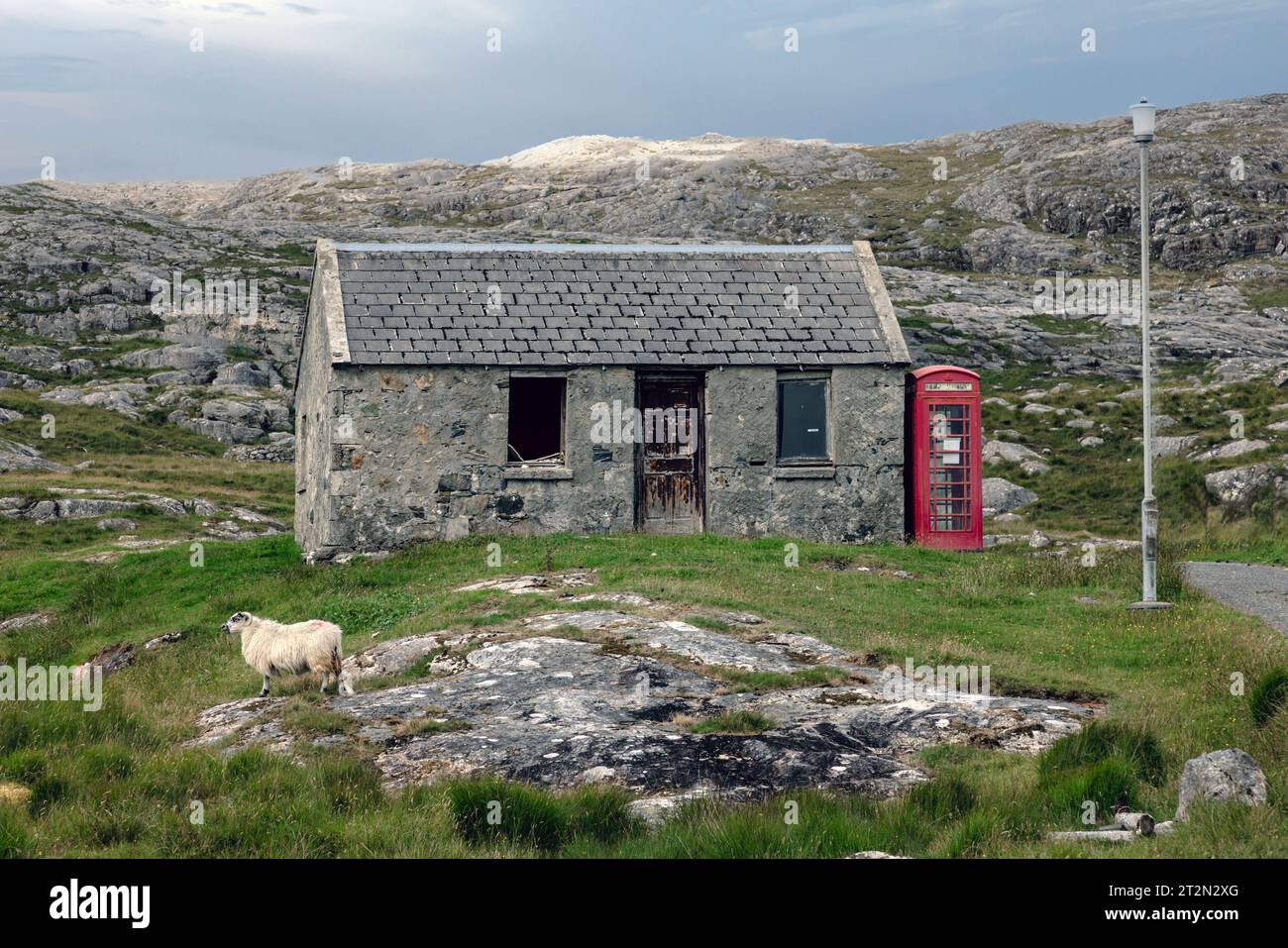 Lacklee è un piccolo villaggio con un ufficio postale abbandonato nell'isola di Harris, in Scozia. Foto Stock